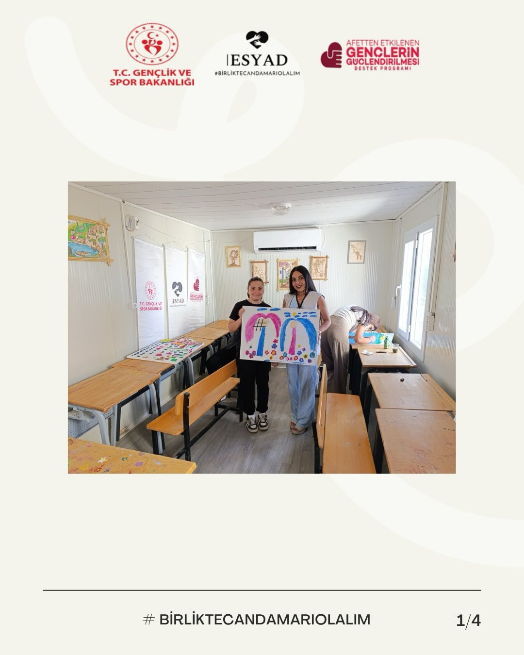 Renklerin Suda Dansıyla Engelleri Aşıyoruz! 🎨🌈
Gençlik ve Spor Bakanlığı’nın Afetten Etkilenen Gençlerin Güçlendirilmesi Destek Programı kapsamında yürütülen “Engelleri Aşan Gençler: Kapsayıcı Sanat ve Spor Atölyeleri” projesinde, gençler bu kez ebru sanatının büyüleyici dünyasında buluştu! 💧✨
Suyun yüzeyine dokunan her renk, farklılıkların uyumla bir arada var olabileceğini hatırlattı.
Fırça darbeleriyle desenler ortaya çıkarken, engeli olan ve olmayan gençler birlikte üretmenin, paylaşmanın ve sanatla bir olmanın mutluluğunu yaşadı. 💙
Her bir desen, kapsayıcılığın ve dayanışmanın bir yansımasıydı.
Renkler birbirine karışmadan, yan yana güzelleşti… tıpkı bizler gibi. 💫
#EngelleriAşanGençler #EbruSanatı #KapsayıcıSanat #BirlikteGüçlüyüz #GençlikveSporBakanlığı ESYAD SanatlaBirlikte Kapsayıcılık RenklerleBuluşma