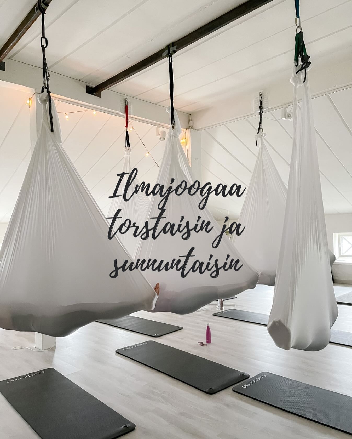 Joko olet kokeillut ihanaa ilmajoogaa? 🦋
Roofilla ilmajooga torstaisin klo 19.30-20.30 sekä sunnuntaisin klo 12-13.
Ilmajooga on rauhallinen tunti, joka huoltaa sekä kehoa että mieltä ja auttaa rauhoittumaan arjen keskellä. Tunnilla harjoitellaan jooga-asanoita ilmasta roikkuvan kangaslenkin eli hammockin avulla. Kangaslenkki on lantion korkeudella ja mahdollistaa näin helpon nousun välineelle. Ilmajoogassa tehdään erilaisia venytyksiä ja riipuntoja sekä pää ylös että alas päin. Kangaslenkki helpottaa monien joogasta tuttujen vaativampien liikkeiden tekemisessä. Ilmajooga vahvistaa ja notkistaa kehoa ja lisää ”pituutta” ja liikkuvuutta rankaan.
Ilmoittaudu mukaan tunnille Roofin app:in kautta, jonka löydät nimellä Roof Aerial Club App Storesta tai Play kaupasta. Voit käyttää myös selainversioita, joka löytyy bion linkkipuusta.
🦋 Tervetuloa kokeilemaan! 🦋
#ilmajooga #aerialyoga #roofaerialclub
