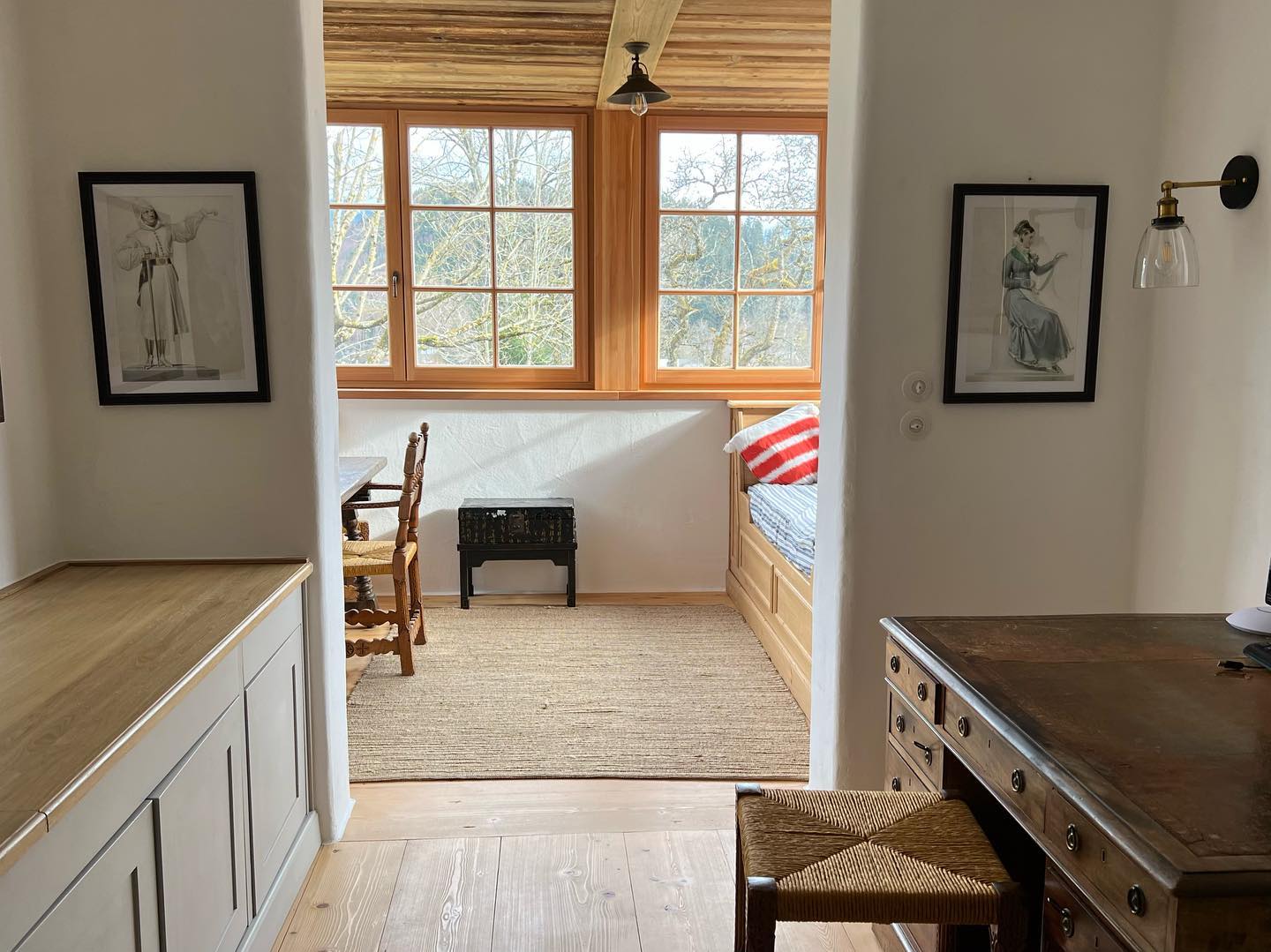 Reading corner 📖 and working space 💻 with a view… ⛰️
Leseecke 📖 und home office 💻 mit einem traumhaften Blick ⛰️