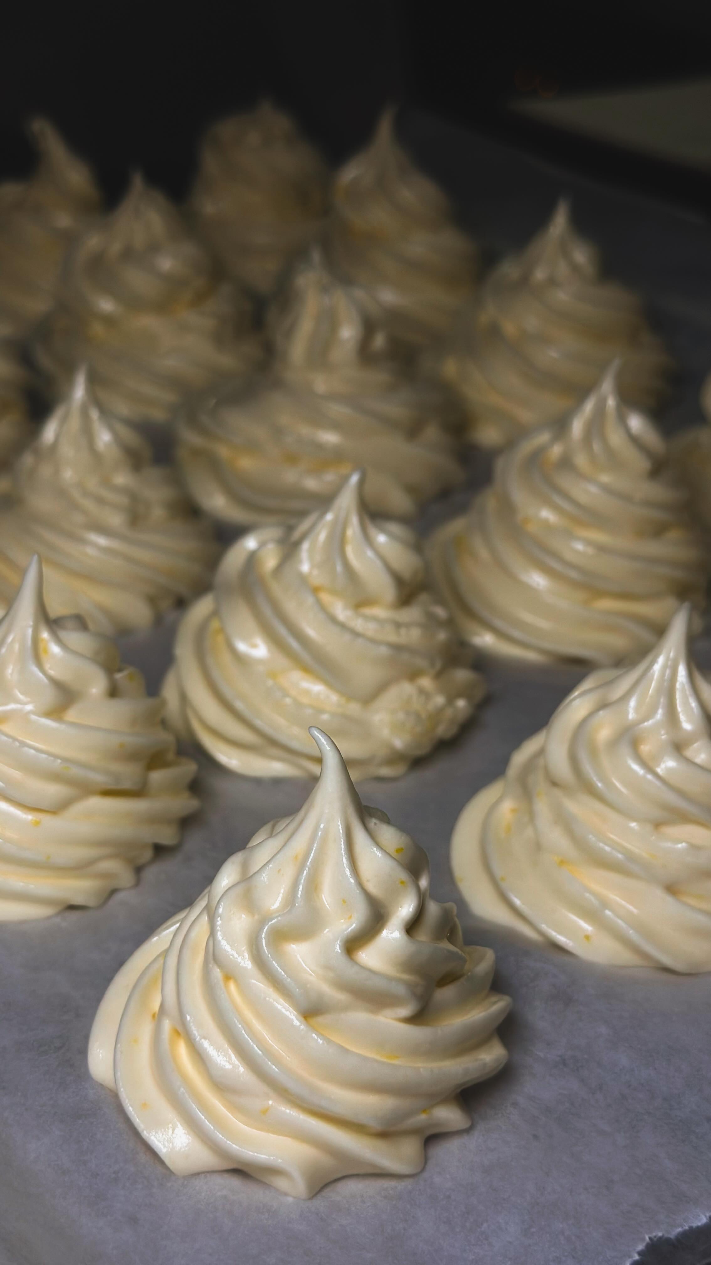 🍊 Löpçük Tarifi
🔸 Malzemeler
• 80 g yumurta beyazı (sarı gelmeyecek)
• 80 g şeker
• 1 damla sirke
• 1 tutam tuz
🔸 Yumurta Karışımı
Yumurta beyazı, şeker, sirke ve tuzu mikserin en yüksek ayarında çırpıyoruz.
🔸 Mandalinalı Şurup
• Mandalinaları eziyoruz.
• Süzgeçten geçirerek tüm posa ve çekirdekleri ayırıyoruz.
• 150 g şampanya ekliyoruz.
• 200 g şeker ilave ediyoruz.
• 12 g agar agar ekliyoruz.
• Ocağa alıp orta ateşte 2–3 dakika sürekli karıştırarak pişiriyoruz.
🔸 Birleştirme
Mandalinalı şurubu, mikserdeki yumurta karışımına videodaki gibi azar azar ekliyoruz.
İyice karıştıktan sonra sıkma torbasına alıyoruz.
🔸 Şekillendirme
Tepsiye istediğimiz şekli verip 24 saat oda sıcaklığında donmaya bırakıyoruz.
⸻
🍸 Aroma & Alkol Alternatifleri
• Votka – Çilek
• Rakı – Yeşil elma
• Rom – Ananas
• Viski – Vişne
• Malibu – Muz
🔹 Alkolsüz tercih edenler için:
Alkol ölçüsünde su veya meyve suyu ekleyebilirsiniz 💛
#chef #gastronomia