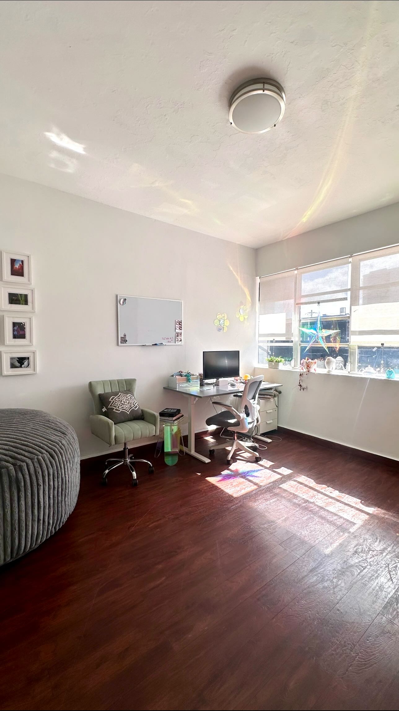 Enero no siempre llega con respuestas claras, pero sí con una nueva oportunidad de reenfocar.
De mirar todo lo que has construido y recordar por qué comenzaste.
Este año no se trata de hacerlo todo perfecto, se trata de hacerlo con intención, con propósito y alineado a lo que te hace único. ✨
Si estás trabajando por lo tuyo, si estás apostando por tu sueño día tras día, esto es para ti.
Que este 2026 sea el año donde tu marca y tu visión brillen como nunca. 💜✨
#LiveIridescently #LetTheWorldNotice #iridescencemarketingagency #apoyalolocalpr #mercadeodigital