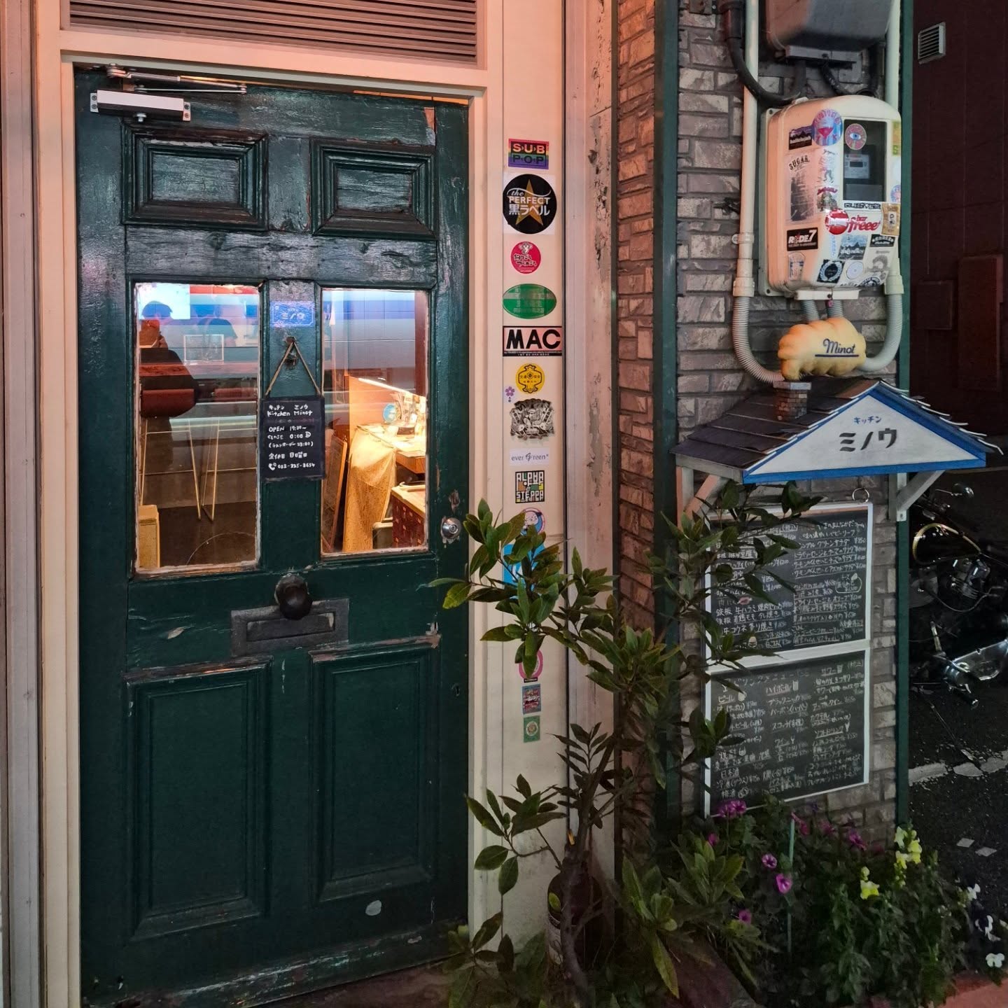 Hiroshima â Kitchen MinotđŻđ”đœïž
Sur la recommandation dâun couple de fidĂšles clients de @kiyoshi.tls , jâai dĂ©couvert Kitchen Minot, une adresse aussi conviviale que sincĂšre.
Ici, on mange au comptoir, on discute avec Shin, le chef, et avec les autres clients, comme Ă la maison.
La cuisine est japonaise, ponctuée de petites touches occidentales, faite maison, avec des produits locaux et de saison.
Pas de gastronomie prétentieuse, juste du vrai, du bon, du vivant.
Shin a vĂ©cu prĂšs de 3 ans Ă Marseille, parle français, et affiche fiĂšrement un drapeau de lâOM dans son restaurant âœïž
Il raconte volontiers ses souvenirs de matchs au Vélodrome, ainsi que ces aventures Marseillaise...et rien que pour ça, le lieu vaut le détour.
Une trĂšs belle rencontre, humaine autant que culinaire.
Merci pour lâaccueil đ
đ Kitchen Minot
đŻđ”
ç§ăźăŹăčăă©ăłăźćžžéŁăźăćźąæ§ăźăăăăă§ăKitchen Minot ăèšȘăăŸăăă
ă«ăŠăłăżăŒă§éŁäșăăăȘăăăă·ă§ăăź ă·ăł ăăăä»ăźăćźąæ§ăšèȘç¶ă«äŒè©±ăçăŸăăăăšăŠăæž©ăăé°ćČæ°ăźăćșă§ăă
æç㯠ćéŁăăăŒăčă«ăè„żæŽăźăšăă»ăłăčăćăć
„ăăćź¶ćșæçă
ć°ć
ăźæŹăźéŁæăäœżăŁăăçŽ æŽă§ćżăźăăăŁăæçă§ăă
ă·ăłăă㯠ăă«ă»ă€ăŠă«çŽ3ćčŽéäœăă§ăă ăăšăăăăăă©ăłăčèȘă話ăăŸăă
ćșć
ă«ăŻ OMïŒăȘăȘăłăăăŻă»ăă«ă»ă€ăŠïŒăźæ ăéŁŸăăăŠăăăăŽă§ăăăăŒă ă§èŠłă詊ćăźè©± ăæ°ăăă«ăăŠăăăŸăă âœïž
æçă ăă§ăȘăăäșșăšăźćșäŒăăć«ăăŠăăšăŠăçŽ æ”ăȘæéă§ăăă
ăăĄăăăăŸă§ăăă
đ Kitchen Minot â Hiroshima
#om #japonmarseille #hiroshimarseille #japantrip ##voyageculinaire