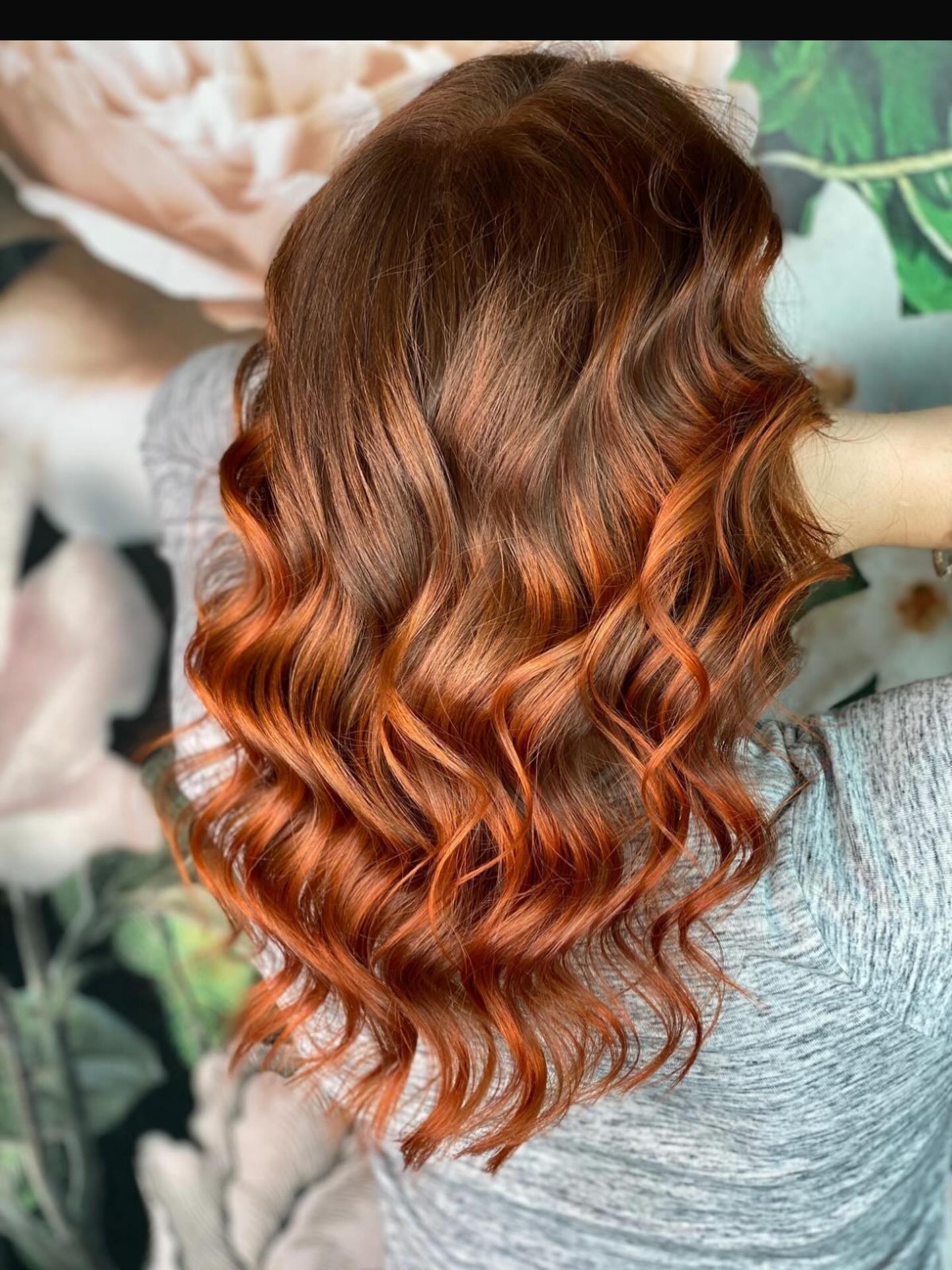 Wusstet ihr das bei uns Studenten,Azubis und Schüler 10% Rabatt bekommen?
Um auch für die Youngsters zaubern zu können gibt es auf alle Dienstleistungen diesen Rabatt. ✨
Zeigt uns einfach einen Nachweis für die Schule etc.
Auch mit kleinem Budget können wir moderne Schnitte und Farben kreieren.
Wir freuen uns auf euch!
Eure Kopfkünstler ❤️