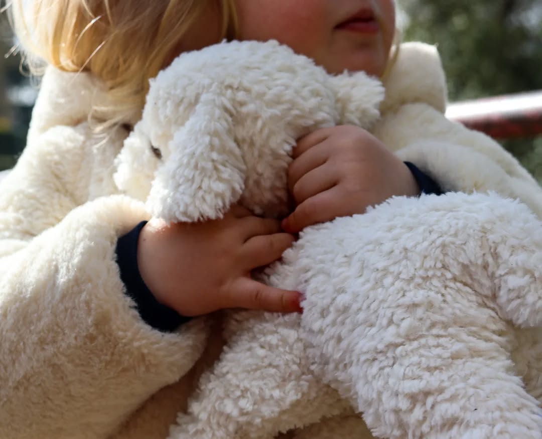 ✨ N’oubliez pas… c’est les SOLDES chez Les Petites Maries ✨
Profitez de -10% sur tout notre site avec le code NEIGE26 ❄️
Une petite douceur hivernale à s’offrir jusqu’au 3 février…
Foncez découvrir nos peluches made in France qui réchauffent les cœurs 🤍