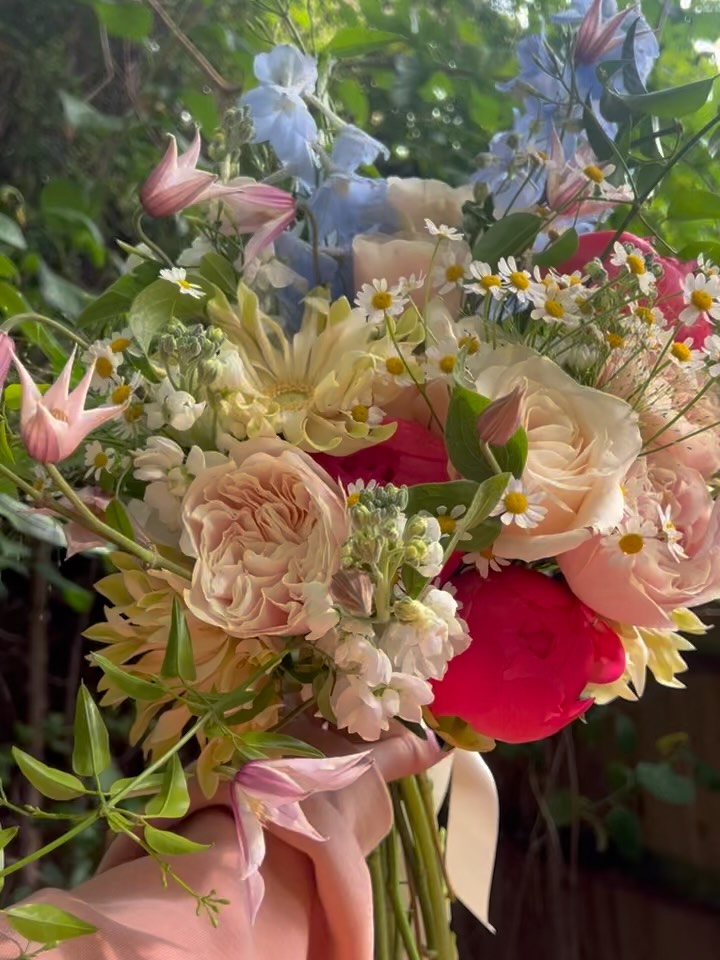 Some brightness for your feed to remind you brighter days are on their way 😌 🌺
A late spring bridal bouq from last year - head to the link in my bio to enquire about your wedding & event florals 💕 books are open for 2026 & 2027 ✨
#weddingflorist #wedding #bridalbouquet
