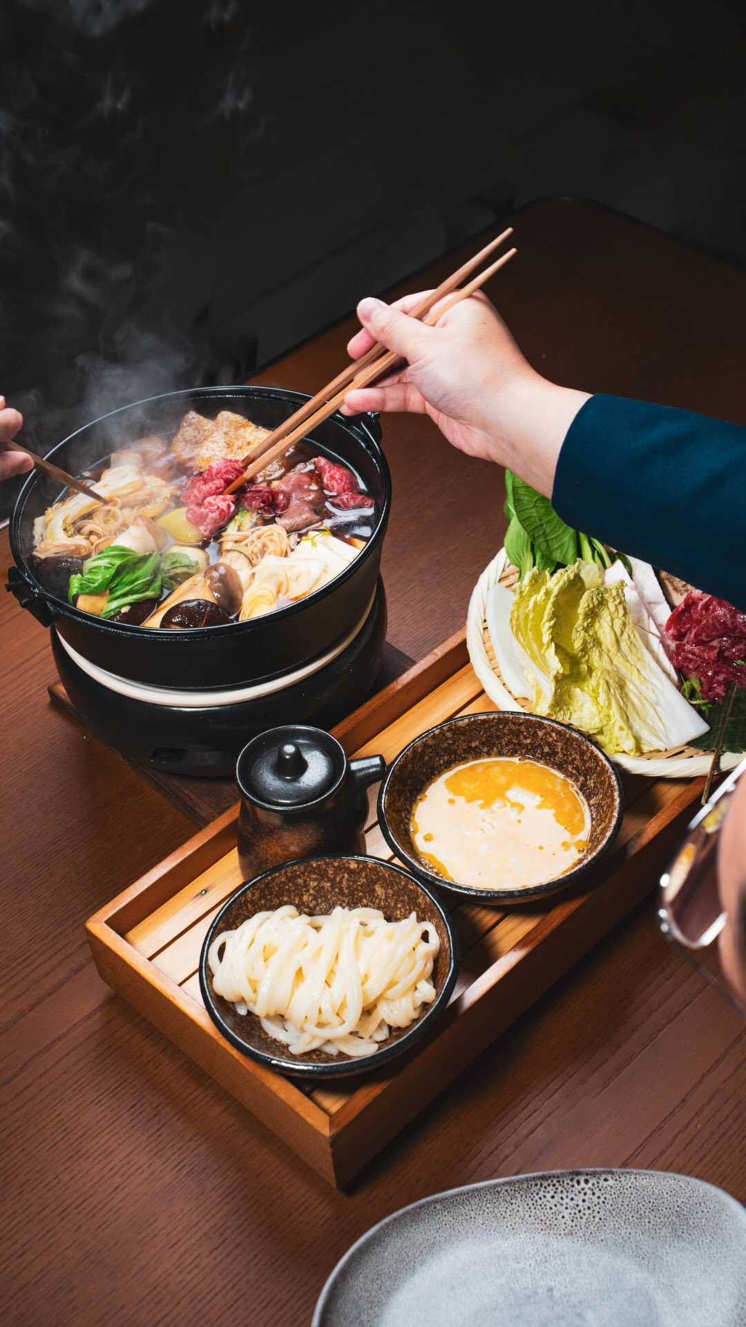 ๐ก๐๐ช ๐ข๐ก ๐ง๐๐ ๐ ๐๐ก๐จ: ๐ฆ๐จ๐๐๐ฌ๐๐๐
A comforting pot of mixed vegetables simmered in our sweet-savoury sukiyaki sauce, paired with beautifully marbled Japanese A5 Wagyu slices, an onsen egg, and udon noodles served on the side.
๐ฃ๐ฅ๐ข ๐ ๐ข๐ฉ๐: ๐ ๐ถ๐
๐๐ฎ๐๐ฐ๐ฒ ๐ถ๐ป๐๐ผ ๐๐ต๐ฒ ๐ฒ๐ด๐ด, ๐๐ต๐ฒ๐ป ๐ฑ๐ถ๐ฝ ๐น๐ถ๐ธ๐ฒ ๐๐ผ๐ ๐บ๐ฒ๐ฎ๐ป ๐ถ๐. ๐ฅข๐ฅ