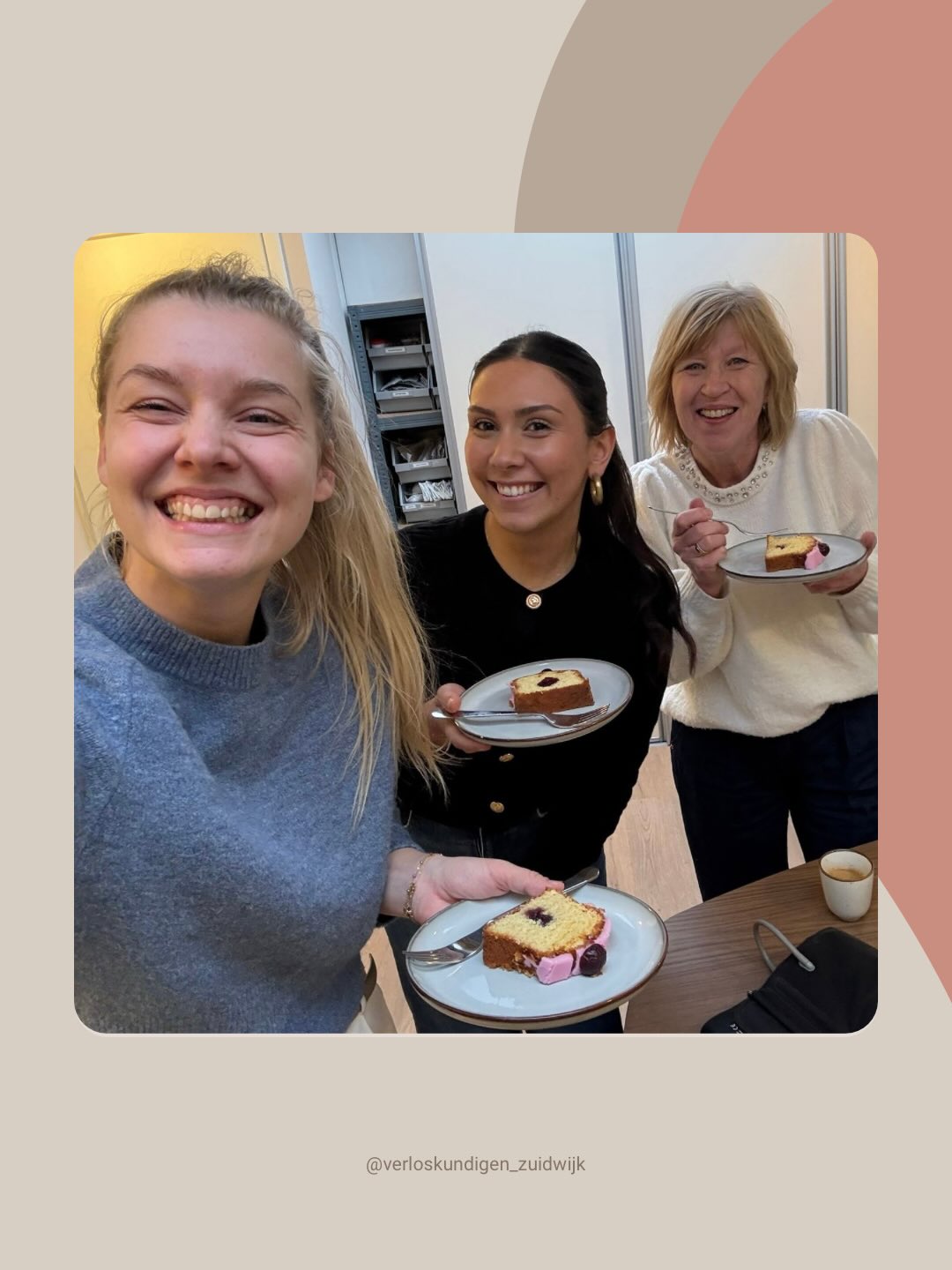 Vandaag staan Saskia, Heleen en Astgik voor jullie klaar
en je ziet ons heerlijk smullen van een gebakje. 🍰
Die kregen we van een lieve cliënt die hier al meerdere zwangerschappen is geweest en dankbaar was voor de fijne begeleiding.
Dankjewel. ☺️✨