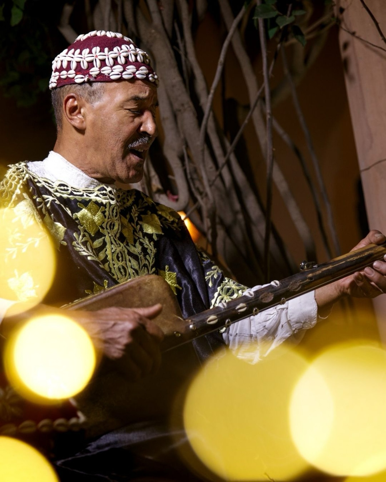 The sound of the guembri at Dar Rhizlane.
A moment where tradition, rhythm, and silence meet.