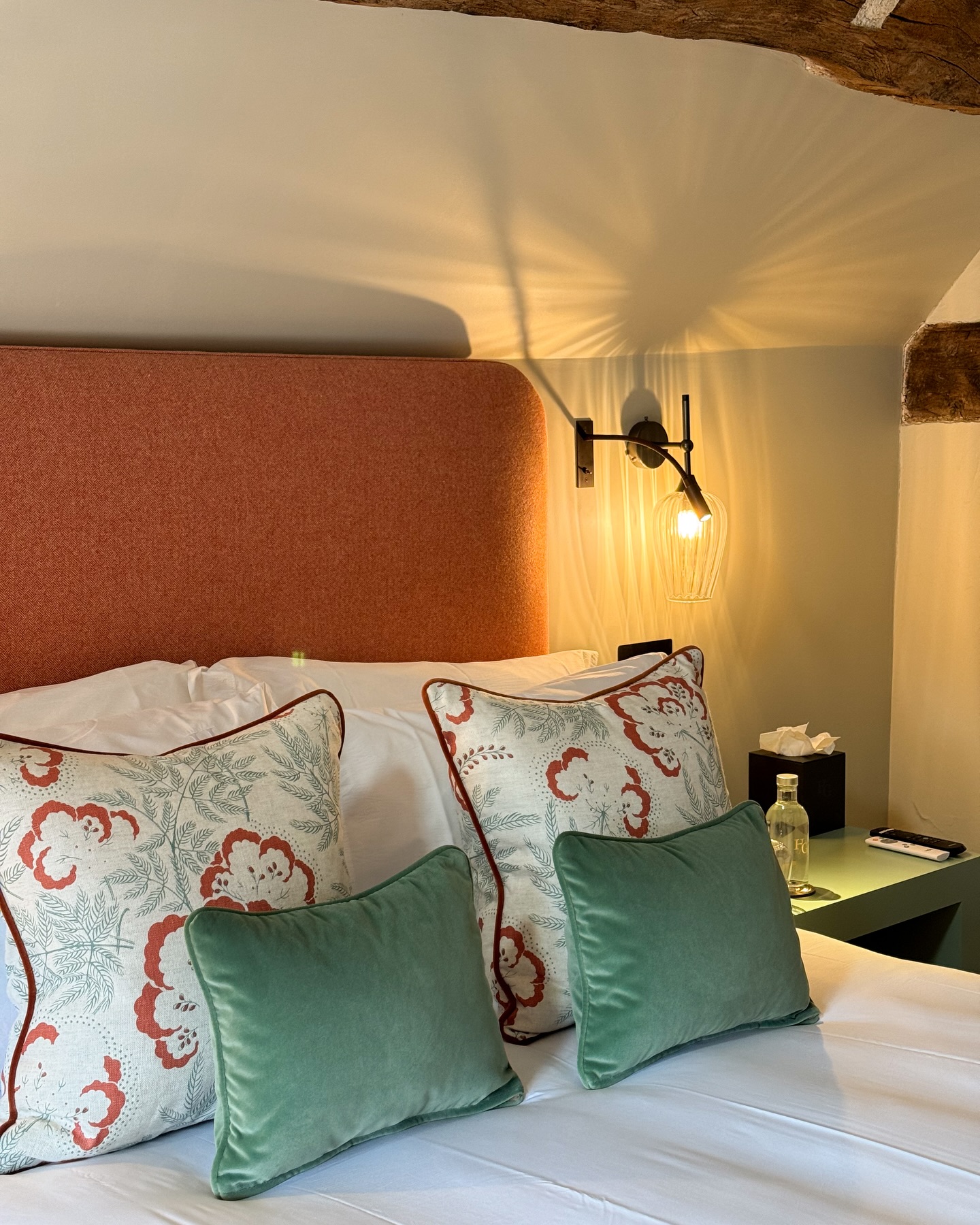 A characterful bedroom in the heart of the Cotswolds, with original wooden beams, a peaceful en-suite, and a window seat overlooking Broadway High Street - perfect for slow mornings and unhurried evenings.
This is our King Room, which features a discreet television and coffee machine & kettle with selection of loose-leaf teas, for enquiries please contact info@houseofgeorge.uk