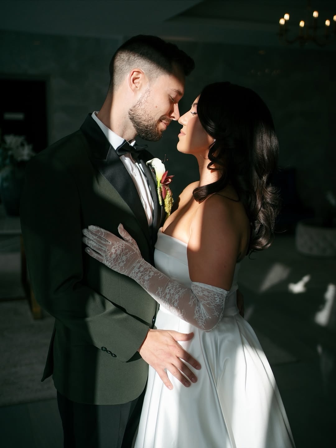 All eyes are on her but she’s only looking at him ❤️
👰🏻♀️@aprilbarkhouse
📸@melanietaylorphoto
@bare.sunless (bride in medium dark)
@emiley.hair @meganchisholmhair @hairbydort
@selenamup
@lovieandsonsflowerco
@ultimatepartystorehfx
@sackawacanoeclub