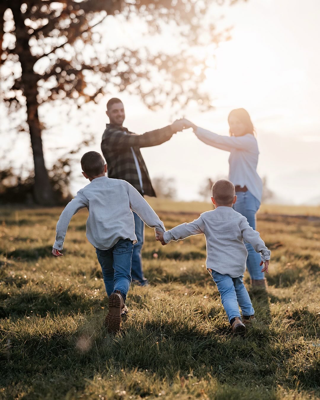 Schon beim ersten Moment sehe ich, wie die Kinder drauf sind – egal ob voller Energie oder eher zurückhaltend 🤍
Ein Familien-Shooting ist bei mir kein Stillhalten, sondern eine kleine Entdeckungsreise mit Spiel, Spaß und ganz viel Raum für echte Momente.
✨ Neu: Zukünftig erhaltet ihr bereits bei der Terminbuchung meinen Shooting-Guide, der euch mehr Sicherheit fürs Shooting gibt und euch entspannt ankommen lässt.