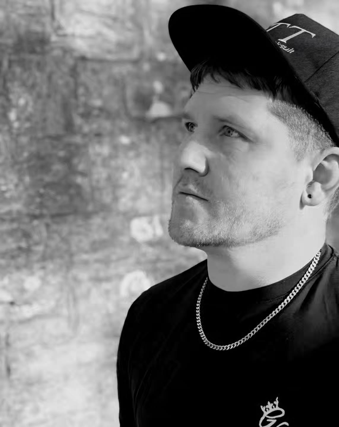 The New Year’s resolutions have started, the Christmas hangover is wearing off and January is already trying to test us. The excitement fades, the tiredness lingers and those January blues can creep in before we’ve even found our rhythm.
This is where positivity matters most. Not the fake, forced kind. The real kind that says I’ll keep trying anyway. Small steps still count. Showing up still counts. Staying kind to yourself during this in between phase counts more than anything.
If you’re beginning to feel flat, that’s okay. Keep your head up, your expectations realistic and your focus on what you can do. We move forward together, one Monday at a time.
#multiplesclerosis #MSawareness #mswarrior #inthistogether #beneaththetracksuit