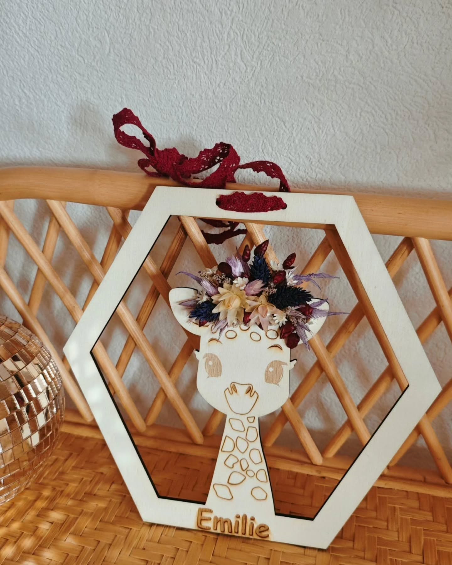 🦒 Notre univers à quatre mains continue de prendre vie avec @creations_boboua une création en fleurs séchées et bois, pensée pour apporter douceur et magie dans la chambre des petits ✨
🌸💜 La maman souhaitait du bordeaux et du violet pour sa fille, un duo de couleurs que j’ai beaucoup aimé travailler, qui crée une ambiance douce et poétique.
#collaboration#fleurssechees#fleuristesuisse#creationflorale#