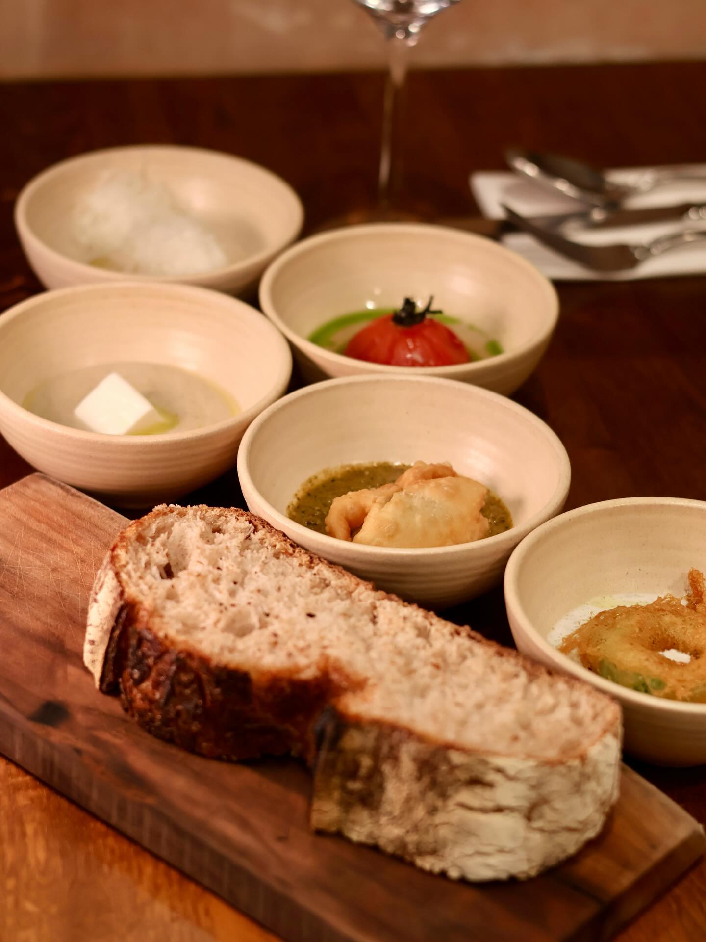 אפרטיבו חורפי בתריסר - בואו להתחמם מול הים.
שני עד חמישי בין 18:00 ל־19:00, 15% הנחה על כל התפריט ופתיחת שולחן ב־66 ש”ח לסועד.