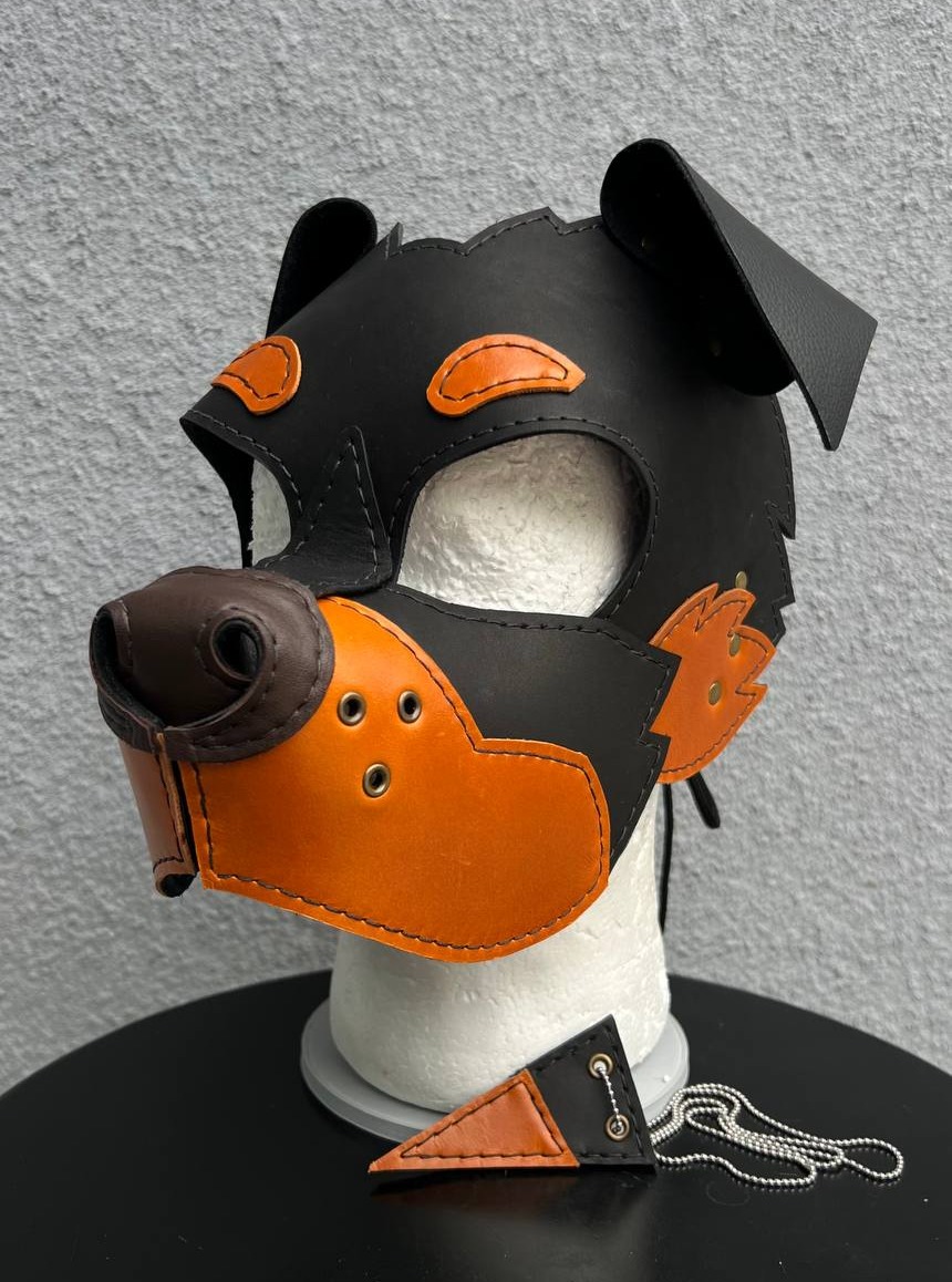 Partial custom Rottweiler hood for Pup Boz!
www.scrapyardleather.com
#scrapyardleather #scrapyardlthr #pupplay #petplay #furries #furryfandom