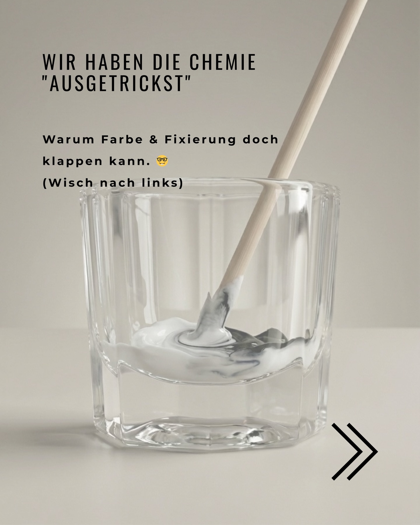 LASH SCIENCE: Warum du unsere Lotion 2 mit Farbe mischen kannst🧬🤓
„Lotion mit Farbe mischen? Mach das bloß nicht!“ Diesen Satz hast du bestimmt schon mal gehört. Und weißt du was?
Chemisch gesehen ist die Skepsis sogar berechtigt... zumindest bei den meiste Standard-Produkten. 📉
Lass uns kurz tief in den Tiegel schauen (wisch durch die Slides für die Grafiken! 👉):
1️⃣ Das Problem:
Damit Farbe tiefschwarz wird, muss sie oxidieren (sich entwickeln). Dafür braucht sie Sauerstoff.
Die meisten Fixing-Lotionen auf dem Markt sind aber extrem sauer (pH 2,5-3,5), um die Wimper schnell zu schließen.
Dieser saure Schock „erstickt“ die Farbreaktion oft. Der Sauerstoff wird blockiert.
👉 Das Ergebnis wäre matt, gräulich oder würde nicht lange halten.
2️⃣ Die Lösung:
Wir haben eine spezielle Formulierung für unsere FIX - MIX WITH TINT ein Hauptgrund dafür das es zuverlässig klappt, ist unteranderem das sie chemisch anders gepuffert ist. Sie liegt bei einem pH-Wert von ca. 4,2.
Das ist der perfekte Mittelweg:
✅ Sauer genug, um die Disulfidbrücken stabil zu schließen (Halt).
✅ Mild genug, um der Farbe die volle Entwicklung zu erlauben (Deep Black).
Das Fazit:
Es ist keine Magie, dass es bei uns funktioniert. Es ist einfach unsere moderne Formulierung.
Du musst dich nicht zwischen „Zeit sparen“ und „Qualität“ entscheiden. Wenn die Chemie stimmt, bekommst du beides.
💡 Speicher dir diesen Beitrag ab, falls dich mal wieder jemand fragt, warum du so schnell fertig bist!
🛒 Willst du den pH-Unterschied testen? Aktuell gibt’s 15% Rabatt im Shop auf unsere Lotion. (Bis zu 18.01.2026) Link in Bio.
#lashscience #wimpernchemie #lashlifting #wimpernlifting #wimpernstylistin #lashartistgermany #lashknowledge #starkcosmetics #wimpernfarbe #lashlift #beautyscience #kosmetikerin #wimpernstudio #lashliftingtipps #lashmasterclass