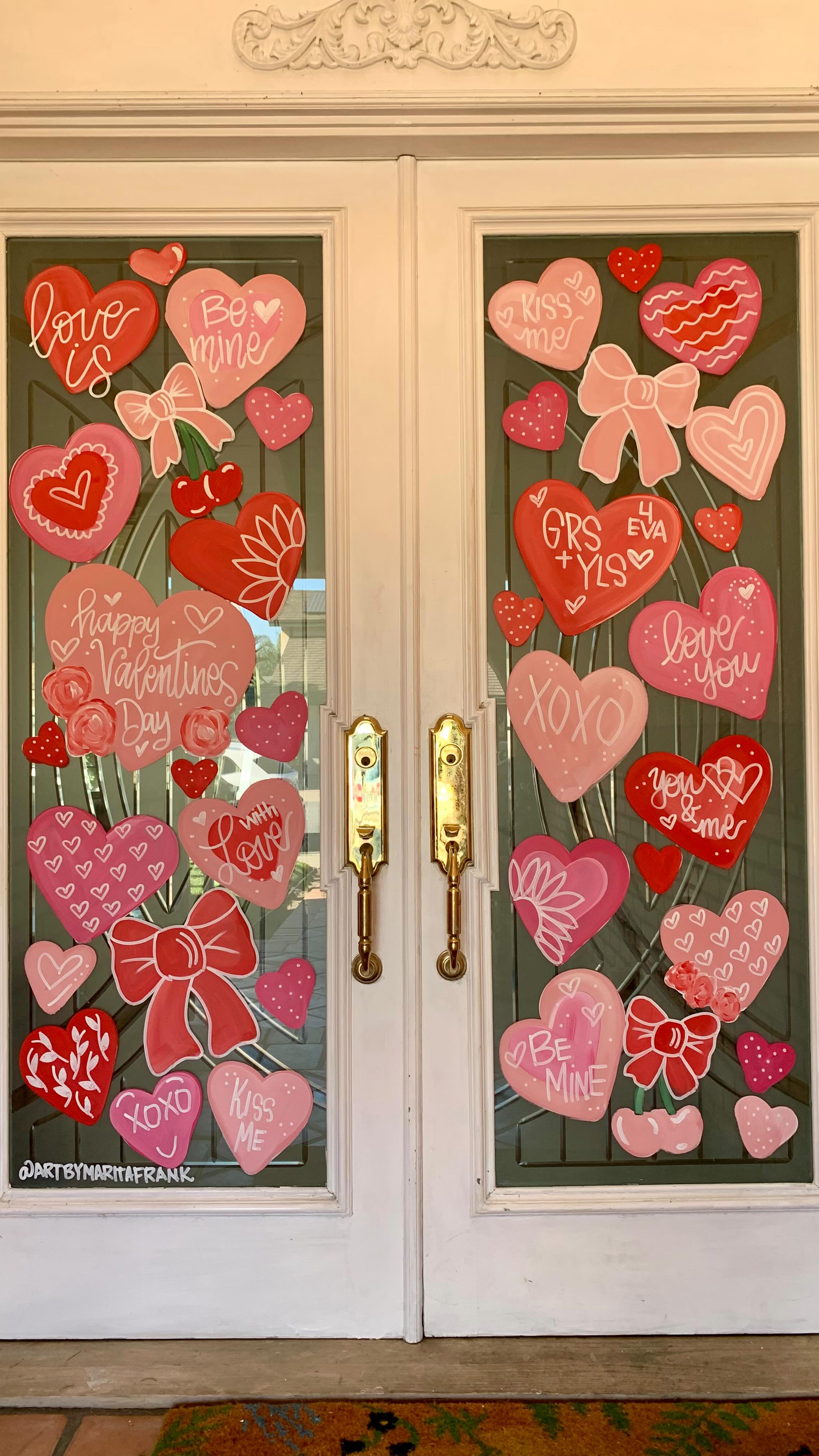 This house is ready for Valentine’s Day, is yours? I’m available to paint your windows for any occasion. Message me to schedule.
#handpainted #windowpainting #muralartist #ocmurals #artbymaritafrank