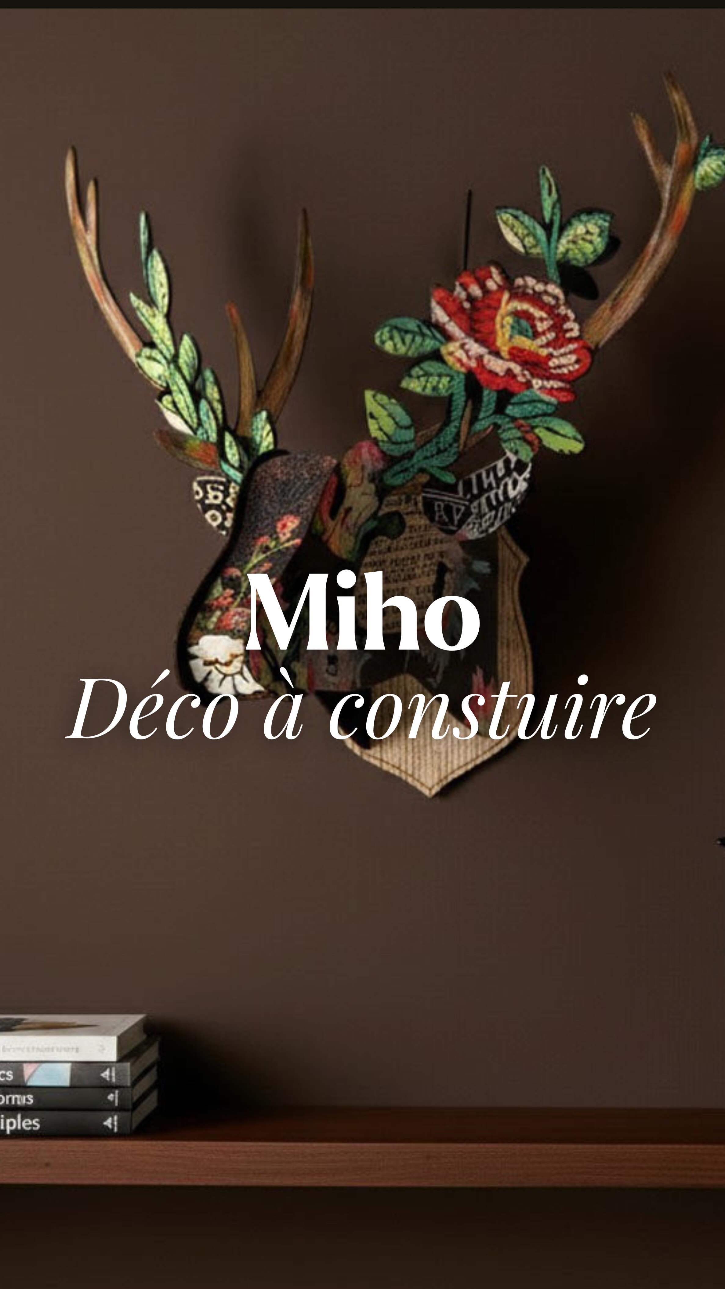 ✨ Miho - Déco à construire ✨
Marque italienne joyeuse et créative, Miho réinvente la décoration murale avec des panneaux de bois à assembler soi-même… sans outil (oui, même pas un petit tournevis 😉).
Longtemps connue pour ses emblématiques Trophées, ces têtes de cerfs revisitées de façon poétique, à la vocation résolument décorative, la marque développe aujourd’hui une gamme d’objets au design tout aussi fort, mais à l’usage bien réel : vide-poches, boîtes à clés, miroirs muraux…
Des objets malins, beaux et fonctionnels, aux finitions impeccables, fabriqués en Allemagne… Deutsche Qualität 👌
Le petit plus ? Le plaisir de l’assemblage 🧩, de 12 à 77 ans. Un moment ludique, une touche de couleur, et au final une pièce murale graphique, utile et pleine de caractère 🧡
📍 À découvrir chez Inspiration Concept Store, 12 rue de Sèze, Lyon 6
#conceptstorelyon #decomurale #assemblage @mihounexpected