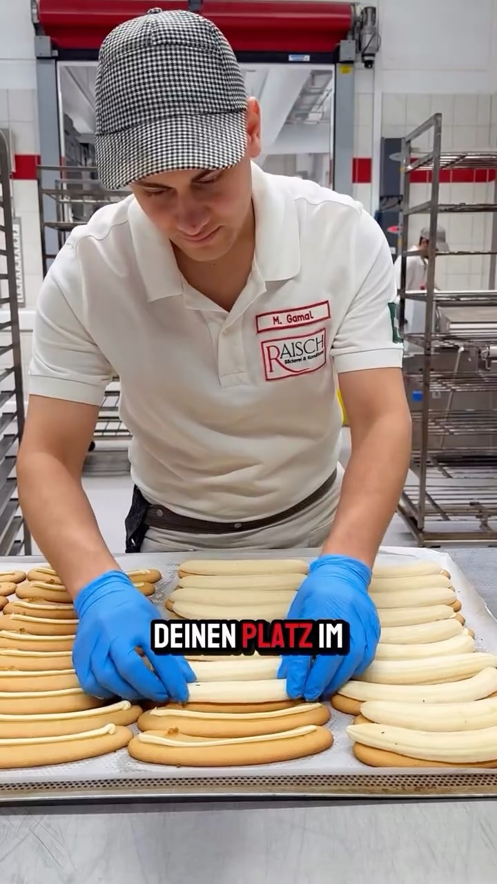 Tag der Bewerbung bei uns! 🥐
Am 17. Januar von 9–13 Uhr öffnen wir unsere Türen für alle, die uns und unsere Jobs kennenlernen wollen!
Egal, ob du Bäcker:in, Konditor:in, Azubi, Quereinsteiger:in, in Teilzeit oder Vollzeit starten willst – bei uns gibt es viele Möglichkeiten, deinen Platz im Team zu finden.
📍 Ort: Verwaltungsgebäude – Heckenackerstr. 3, 75365 Calw-Oberriedt
💬 Vor Ort direkt deine Fragen stellen!
👉🏼 Melde dich jetzt noch schnell über den Link in unsere Bio an und entdecke deinen neuen Job bei uns!
#baeckereiraisch #raisch #konditorei #bäckerei #azubi #jobalert #bäcker #konditor #produktion #bewerben #jobsuche #quereinstieg