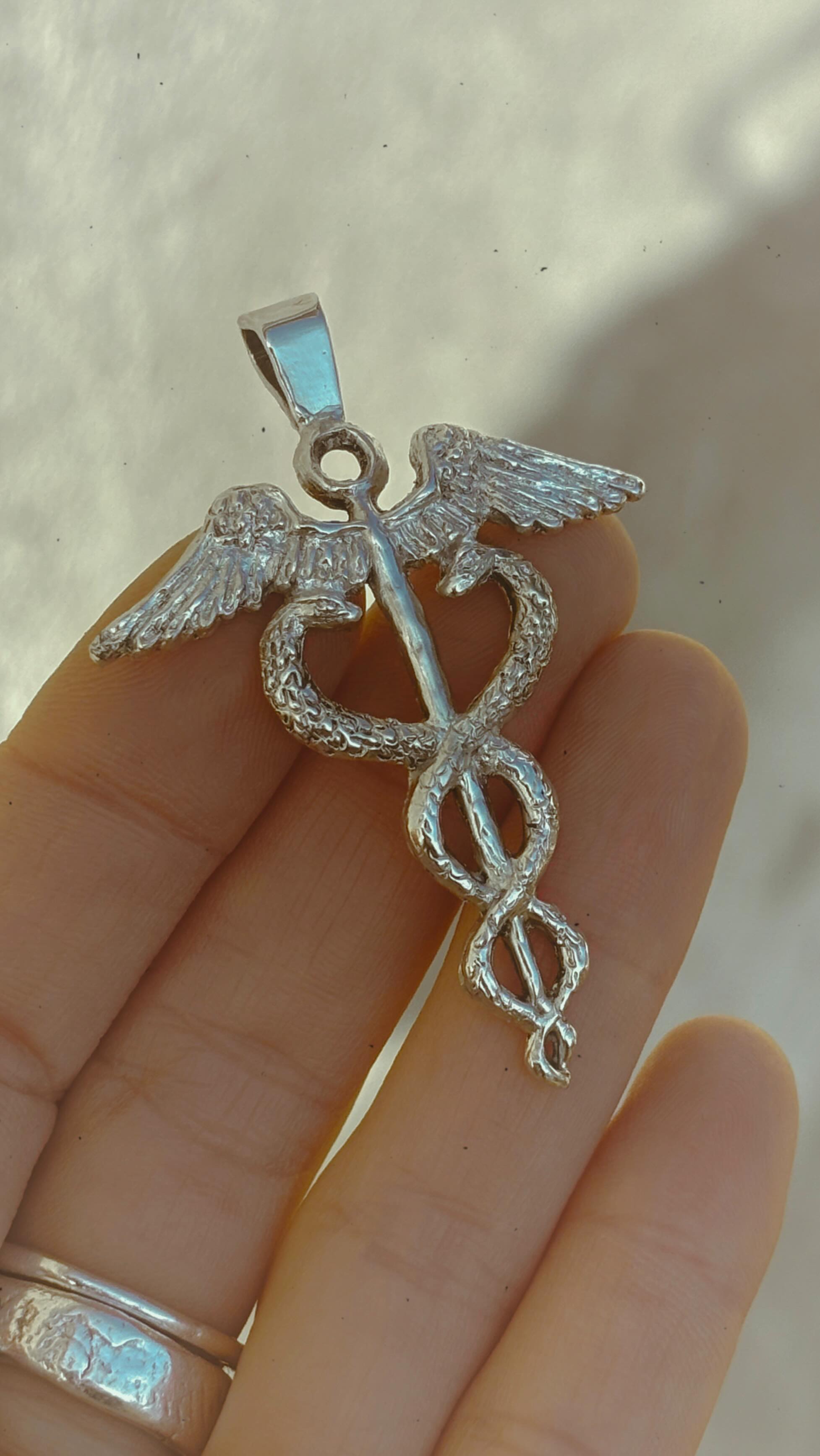 Qué hay más especial que poder crear con nuestras manos un regalo para alguien?
Esta navidad le hice a mi pareja este regalo, el Caduceo que lleva el dios Mercurio en sus manos. No sabéis la felicidad que sentí al poder esculpir gota por gota este regalo, cada gota que se desprendía del soldador era un deseo de felicidad y amor para el, para nosotros.
Estoy abierta a crear la joya de tus sueños, a hacer ese regalo especial para alguien, que quizás no encuentras en las tiendas de tu ciudad. Juntos podemos diseñar algo para ti, o para esa persona especial 🌞😊
Si tienes alguna idea en mente no dudes en escribirme!!
Un abrazo ❤️
#jewels #ancientjewelry #greekjewelry #handmade #handmadejewelry