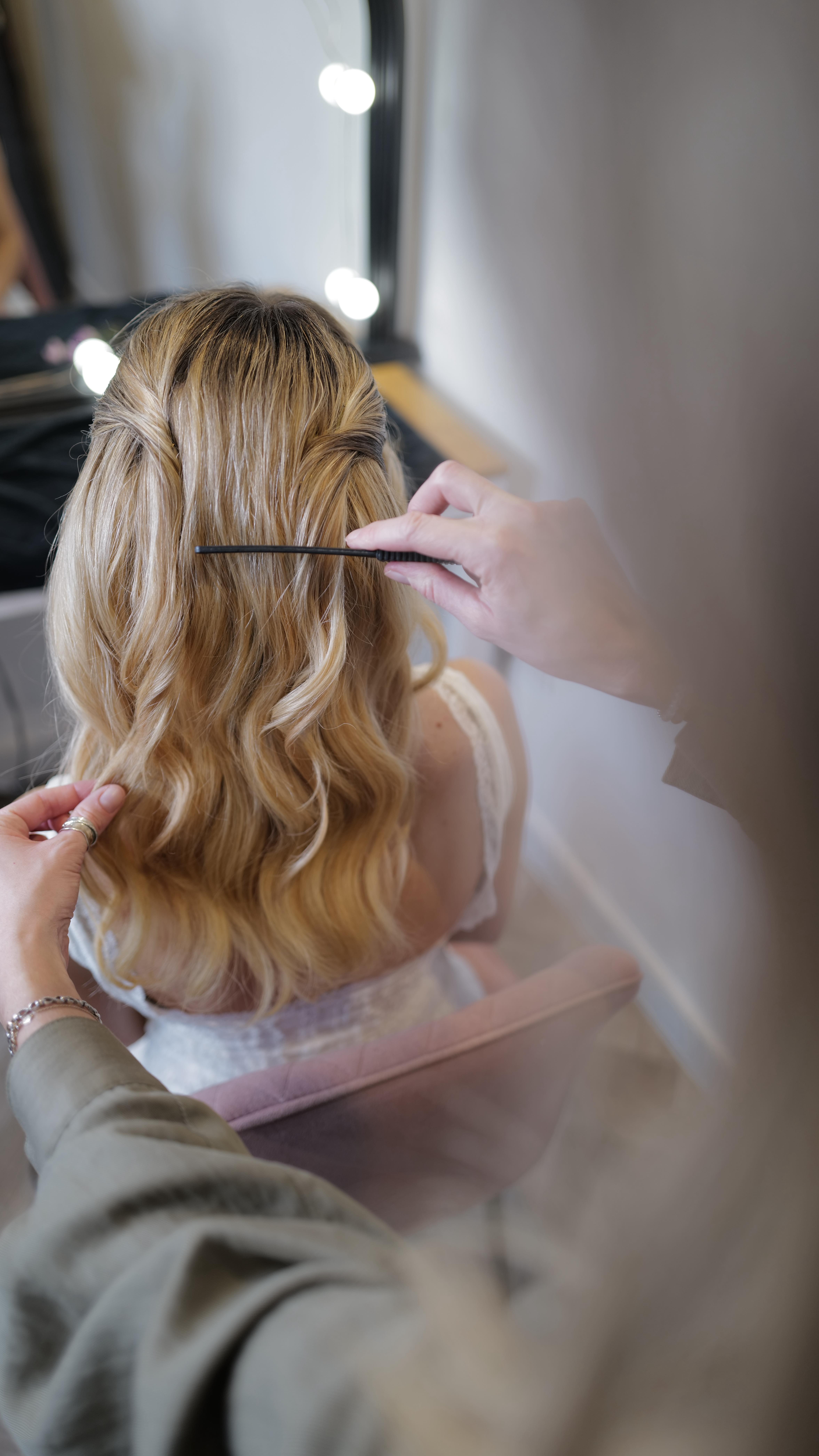 Effortless soft waves that last?
Wedding hair like this, that lasts isn’t just popping a few waves in. It’s working with each bride’s hair type and inspo, to translate a look that suits their hair, face, head shape, dress choice and lasts in their wedding setting. Whether that’s for dancing all night, or a hot summer’s day.
At our bridal trial sessions we chat through these details to create the right version for our bride from their inspo. ❤️
#planyourwedding #weddinghair #halfup #weddinghairstylist #weddinghairinspo #weddingideas #choosingyourhairstyle #hairstylist #wedding #weddingpreparation #surreyweddingsuppliers #weddingsupplier
#BridesOfInstagram
#FutureMrs
#BrideToBe
#EngagedLife