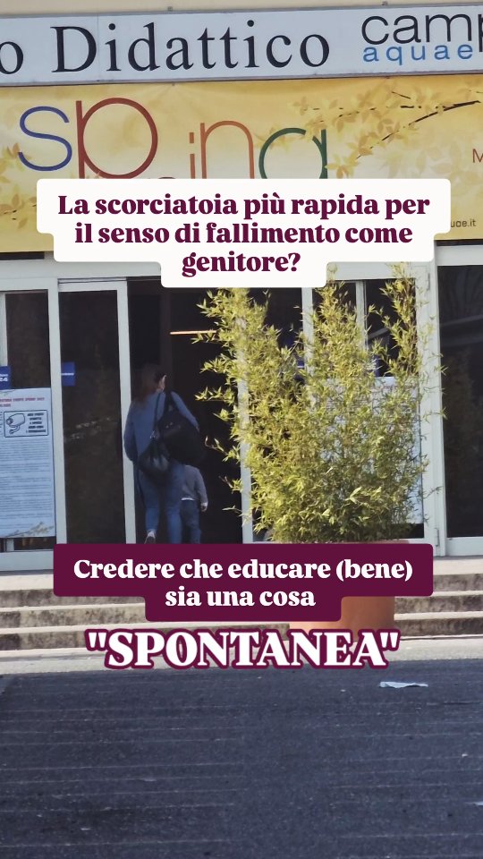 Quante volte abbiamo pensato (e ci siamo convinti) che fare il genitore dovrebbe venirci spontaneo?
Essere pazienti,
sapere sempre cosa dire,
reggere una crisi senza dare di matto,
essere sempre un modello, un esempio.
Lo crediamo perché, d'altronde essere genitori è una cosa naturale, no?
Beh... No. Quindi ti chiedo:
Cosa succederebbe invece se rivalutassimo il concetto di spontaneità del buon genitore e ci dicessimo che educare non è un gesto istintivo bensì una pratica complessa?
È saper leggere il comportamento, come quando si impara una nuova lingua.
È capire come tenere il confine anche quando questo può scatenare emozioni forti con cui non vogliamo stare.
È guidare con gentilezza e rispetto una relazione asimmetrica, senza abusare del nostro potere.
Cosa succederebbe se normalizzassimo che educare i nostrə figliə richiedere competenza, approfondimenti, una buona dose di auto-compassione e, perché no, anche un po' di cerotti per le (nostre) ginocchia sbucciate quando si inciampa?
Forse...
Succederebbe che la fatica smetterebbe di essere un segnale di fallimento e diventerebbe un segnale di coinvolgimento.
Succederebbe che chiederemmo aiuto prima, senza vergogna.
Che cercheremmo strumenti invece di collezionare sensi di colpa.
Che condivideremmo la difficoltà e la solitudine di alcuni momenti.
Che smetteremmo di chiederci cosa c’è che non va in noi
e inizieremmo a chiederci cosa possiamo imparare.
E forse, a quel punto, la spontaneità non sarebbe più una pretesa di perfezione. Ma quella sensazione di andare a vedere che succede con curiosità, che può nascere solo quando smettiamo di difenderci.