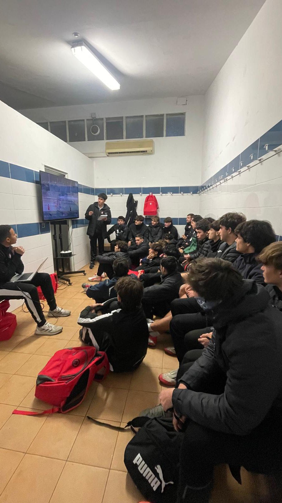 🔝Alfon, entrenador del Juvenil C, dedica un tiempo a la semana para preparar vídeos
🙌🏼 Analiza las acciones que se han hecho bien en el partido y las que hay que mejorar