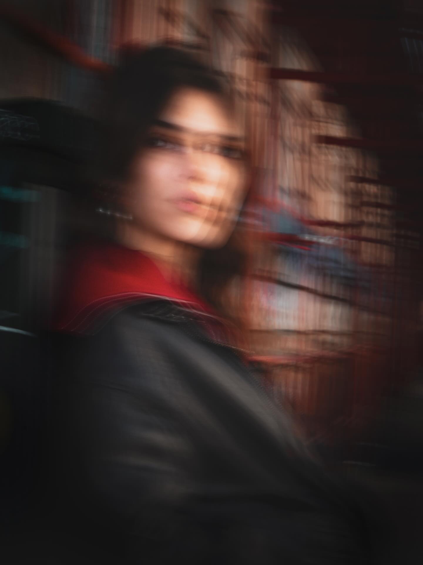 Crvene Azra naušnice dostupne su na webu: azraajewelry.com ❤️
Jedva čekamo vidjeti kako kombiniraš svoje ! 🫣