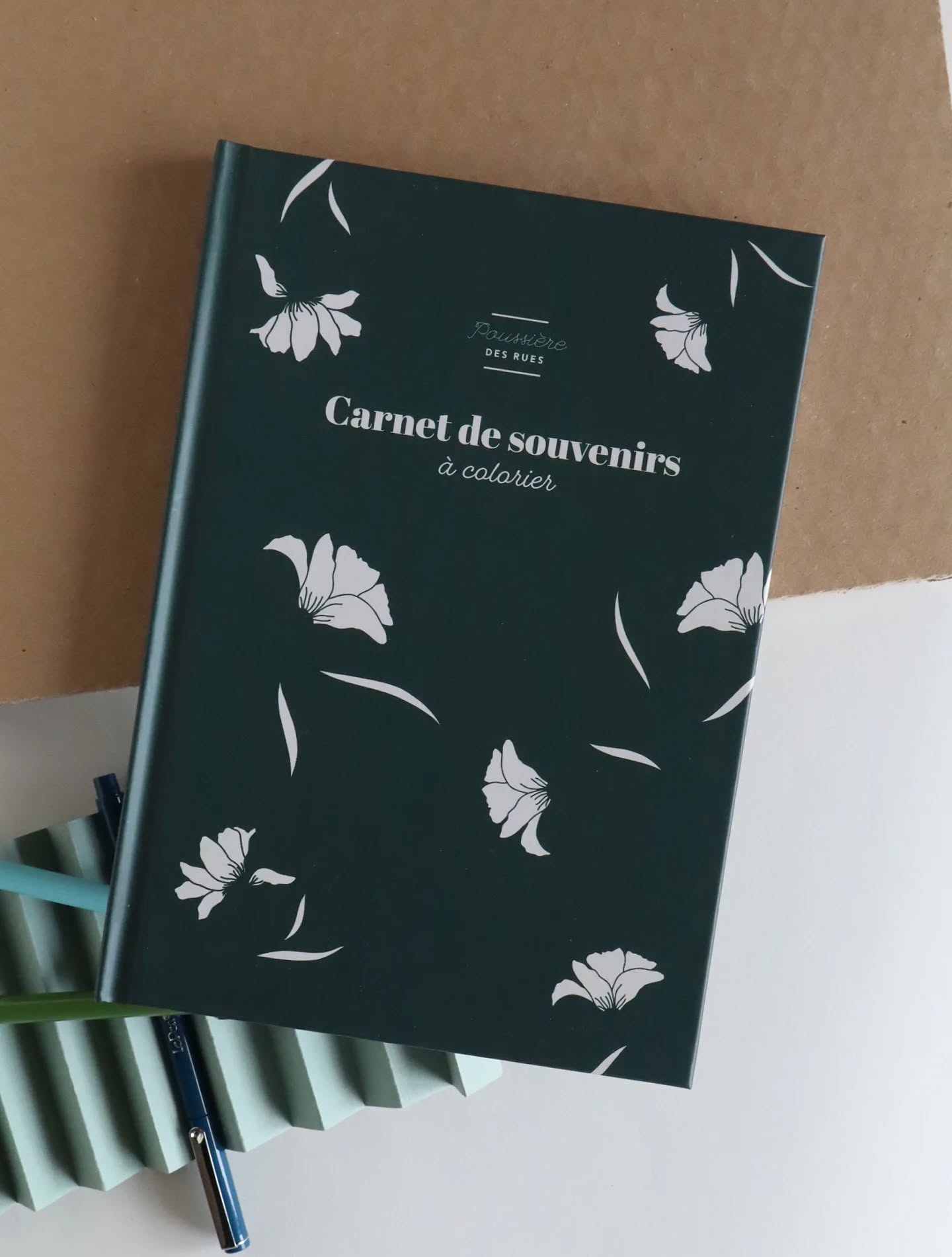Notre nouveau carnet de souvenirs. Pour dessiner, colorier, noter, observer les fleurs, les végétaux, la nature...
.
.
.
#poussieredesrues #flowers #papererie #illustration #diy