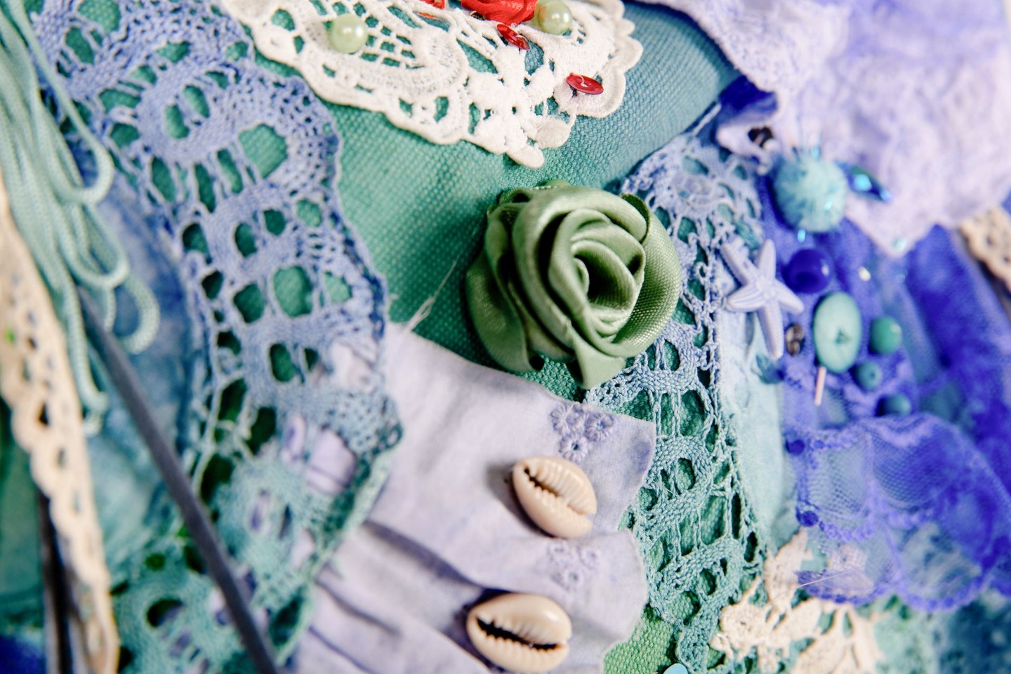 Detailverliebt <3
#handmademode #designnähen #diyfashion #sewingfashion #taschenähen #nähenfürfrauen #nähenfürmich #sewingclothes #handmadefashion #handemadewardrobe #nähenstattkaufen #langenbach #freising #oberhummel #niederhummel #marzling #attenkirchen #kunst #sizilien #italien #favignana #italienliebe #positanomode #ibizastyle #modapositano #hippie #bohochic #romanticboho https://www.sophiapirrera.de/category/taschen-1