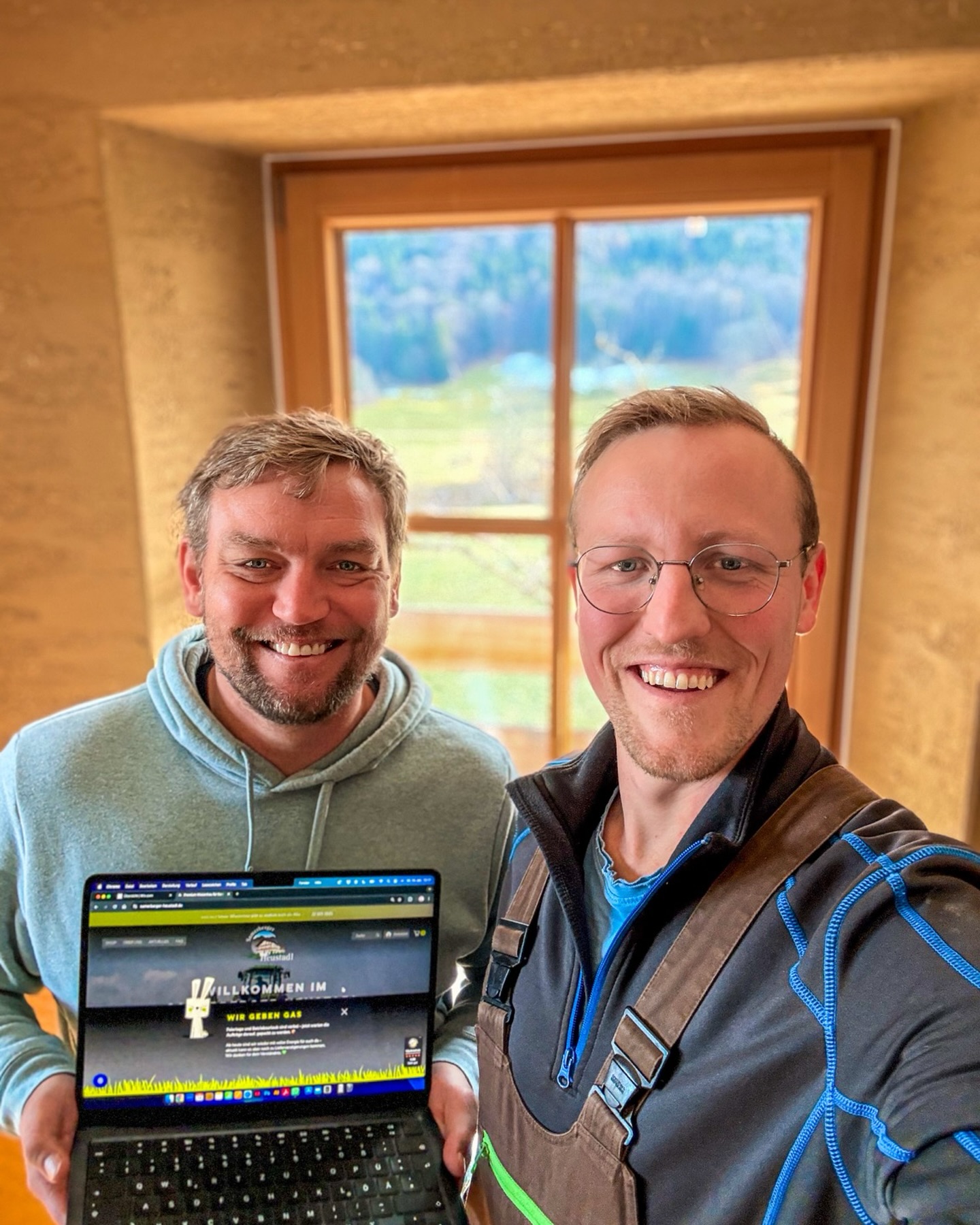 Heut is bei uns im Heustadl a bissl Zukunft gschrieben worden… 👀🌱
Nico war heut bei mir – einige von euch kennen ihn ja vielleicht schon. Er is der Kopf hinter unserem neuen Online-Shop und unterstützt uns bei allem, was digital, technisch und marketingmäßig so ansteht. Kurz g’sagt: Hirn, Herz und Laptop in einer Person 😉💻
Wir ham uns zammg’setzt, a bissl geratscht, a bissl tüftelt – und dann gings mitten rein in die Jahresplanung 2026. Zwischen Heu, Maschinen und Ideenlisten war ziemlich schnell klar: Do geht wos! 🚜✨ Technische Neuerungen, feine Goodies für euch, bessere Abläufe im Hintergrund – und ja… wir ham definitiv mehr Ideen als Kalenderwochen 😅
Und jetzt kommts ihr ins Spiel 👇
Wir ham nämlich unter anderem über Merch gredt. Ja, richtig glesen 😎 👉 Was würdet ihr vom Samerberger Heustadl richtig feiern? Beutel, Shirts, Tassen, Sticker, Caps? Natürlich mit coolen Grafiken & Sprüchen – koa langweiliger Logo-Aufdruck, versprochen 😉
Haut’s eure Ideen in die Kommentare –
wir san fast so aufgeregt wie eure Tiere, wenn’s unser Heu zum Fressen gibt! 🐰🐹💚
Euer
Johannes ✌️🌱