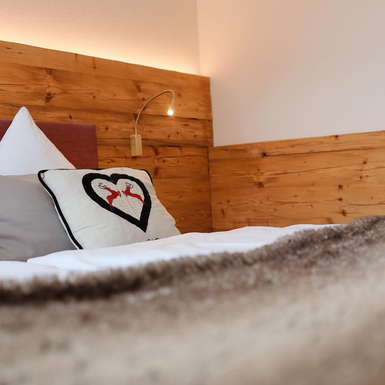 🌲 Schwarzwald - Romantik ❤️
Inmitten der Wälder des Nordschwarzwalds erwarten dich unsere liebevoll mit Echtholz eingerichteten Zimmer. Hier verschmelzen Gemütlichkeit zu einem einzigartigen Wohlfühlerlebnis.
✨ Warmes Holzambiente für erholsame Nächte
✨ Authentische Materialien treffen moderne Gemütlichkeit
✨ Dein Rückzugsort zwischen Tannen und Tradition
Spüre die Ruhe des Schwarzwalds, atme die würzige Waldluft und lass den Alltag hinter dir. Bei uns findest du einen Ort zum Auftanken und Entspannen.
#nordschwarzwald #schwarzwald #echtholz #naturverbunden #romantik