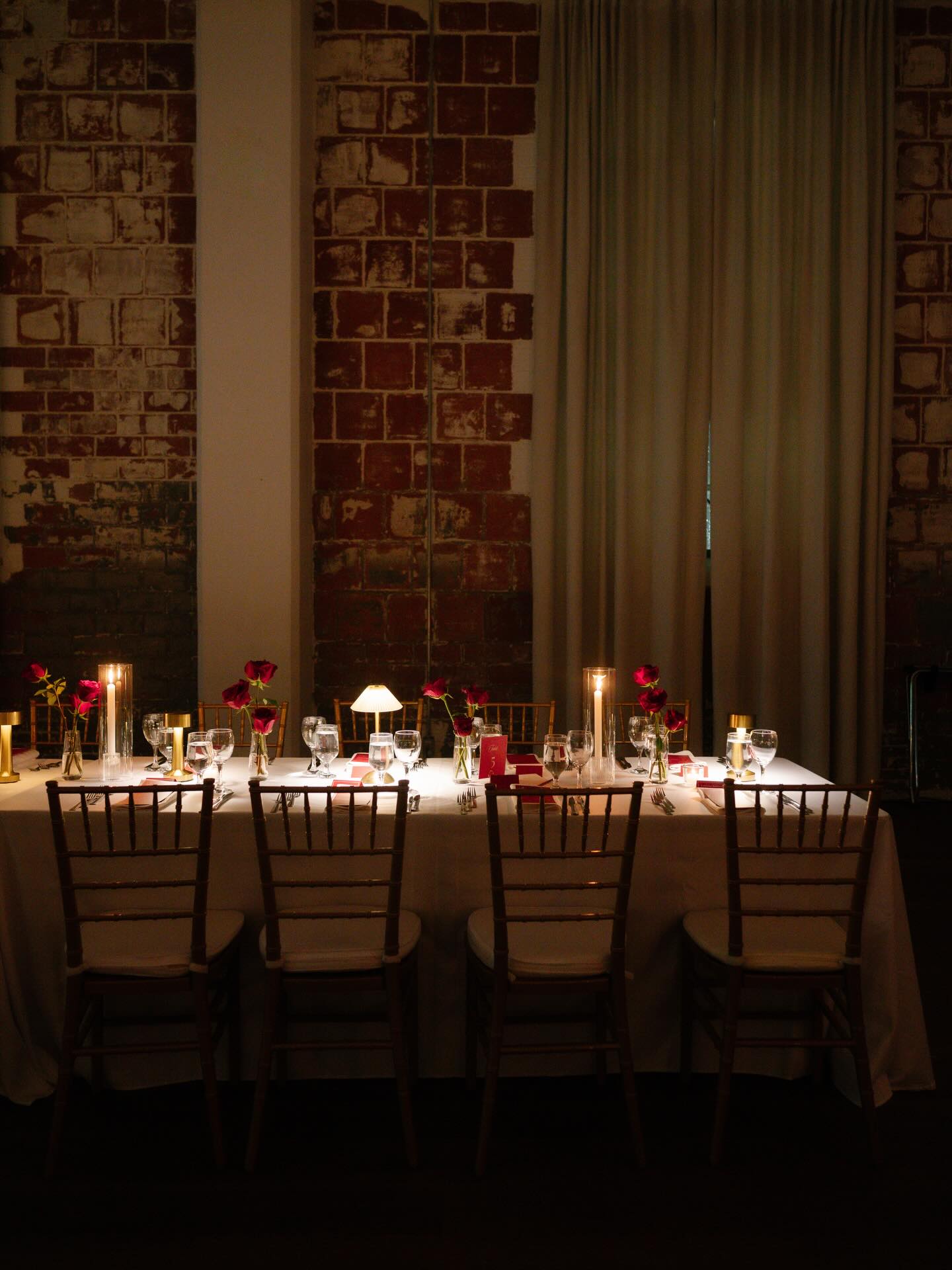 Un design sur mesure, pensé pour l’expérience des employés 🌹
Dès la visite du lieu, les échanges avec l’équipe et leur vision de l’événement ont naturellement fait émerger le thème « Speakeasy ». La scénographie et la palette de couleurs ont ensuite permis de l’interpréter dans une version à la fois vintage et résolument intemporelle.
A tailor-made design, conceived with the employee experience in mind🌹
From the moment we visited the venue, our discussions with the team and their vision for the event naturally led to the « Speakeasy » theme. The scenography and color palette then allowed us to interpret it in a way that was both vintage and resolutely timeless.
Event planner : @erikaco.events
Venue : @gentilevenues
Photographer : @lesmariagesdejulia
Rentals : @tenuedesoiree_ @groupeabp
DJ : @a1djs
Desserts : @cookine.mtl