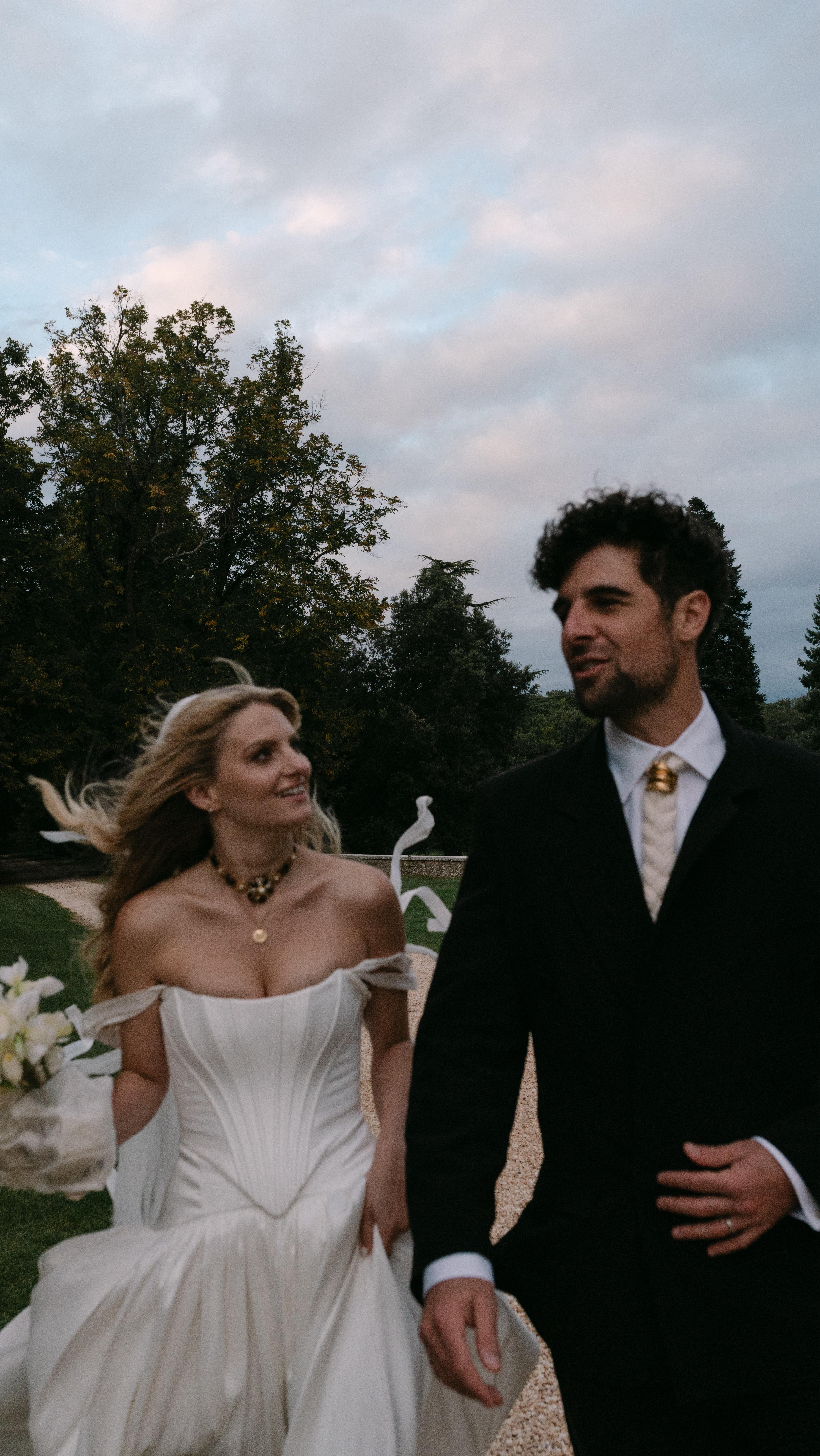 Part 2 : Commencer fort sous le clair de lune autour d’un diner de bienvenue et de gens sexys
Vidéo @manon.dbn
#welcomeparty #amazingplace #spritztime #bestpeople #frenchweddingdesigner