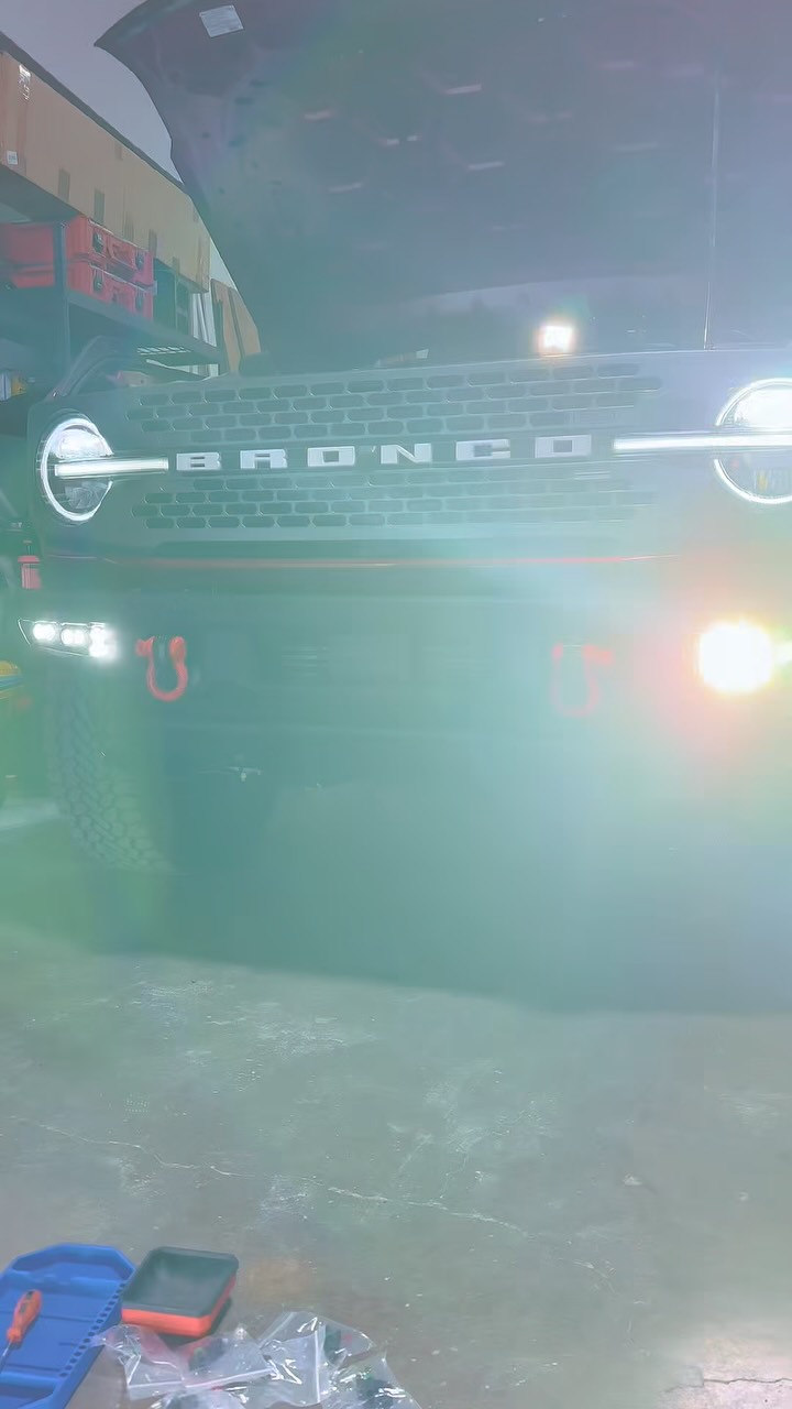 This 2025 Badlands Bronco just got seriously dialed lighting with Baja Designs Fog Pocket Kit.
We tucked the Baja Designs S2 SAE “Sportsman” Fog Pocket Light Kit into the modular bumper and ran those wiring harnesses super clean behind the scenes to 2 lower amp upfitter switches. These fogs pump out focused, SAE-compliant light that cuts through dust, fog, and dark trails without blinding oncoming traffic. Perfect output for technical wheeling or late-night runs.
🔧 Products: @bajadesigns S2 SAE Sportsman Fog Pocket Kit 448174UP/448178UP from @broncooutfittersoffroad
📸 Mobile install & photos: Bear Paw Off-Road, @offgrid_raptors
🛠️ Tools: @milwaukeetool
🐾 We come to you trailside or driveway.
#bearpawoffroad #mobilemechanic #bronco #bajadesigns #sdbroncos