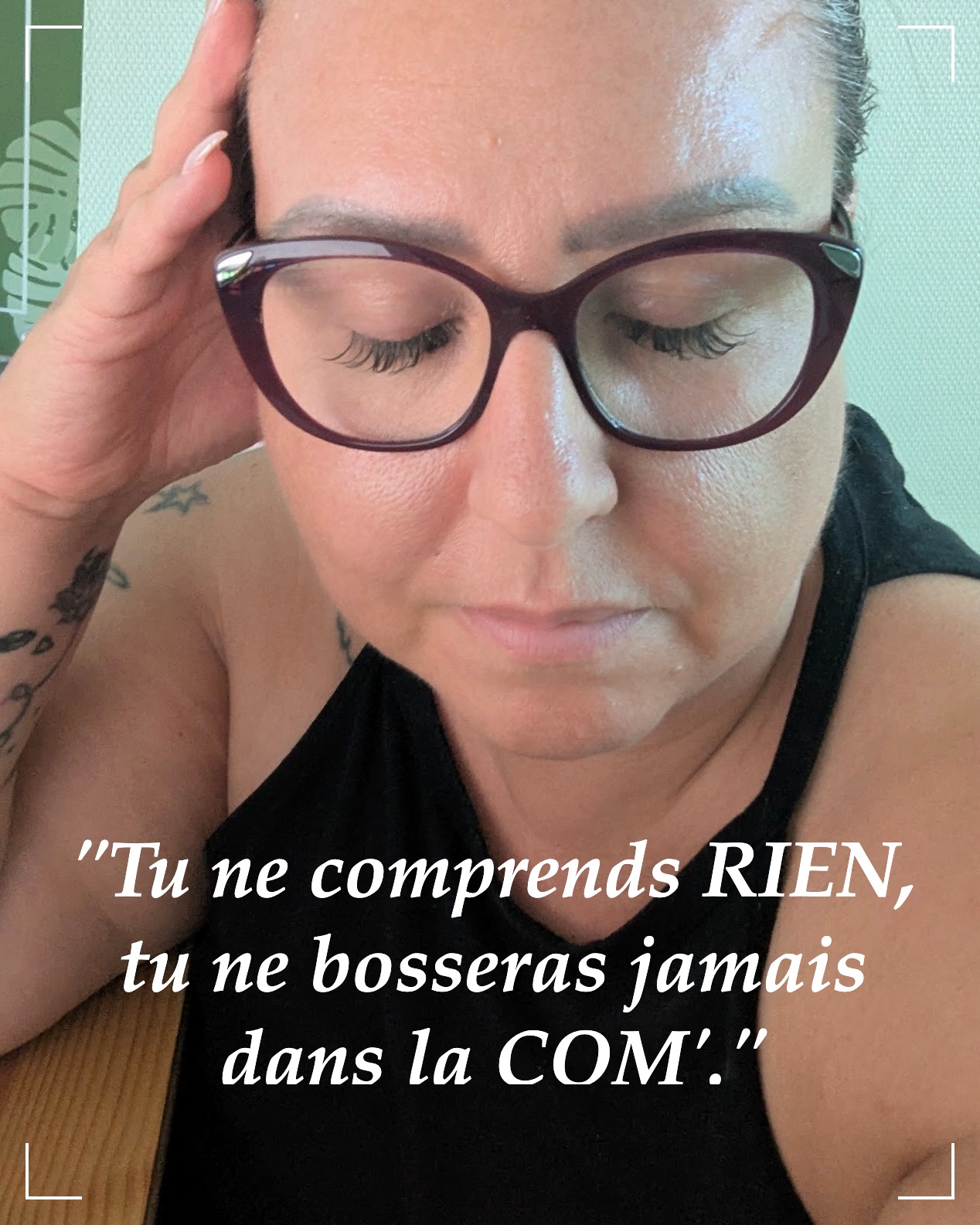 "Caroline est toujours dans la lune." "Arrête de rêver, la vie ce n’est pas ça." "T’as avalé un dictionnaire ? Tu te la pètes ?"
Toute mon enfance, j'ai été cette gamine qui voyait le monde à travers un spectre de couleurs infini, entourée de gens qui ne voyaient qu'en noir et blanc. J'ai appris à me taire. À me suradapter. À m'éteindre pour qu'on m'aime.
Mais mon intuition, elle, ne s'est jamais tue.
Fin des années 90. Je suis en études de com’.
On nous donne une étude de cas pour une énorme enseigne de bricolage.
Le secteur est en chute libre.
La com' de l'époque ? Un "boys club" égocentré, dopé à la c*ke et à la médiocrité, qui ne s'adresse qu'aux hommes. Ben oui, "c’est l’homme qui bricole".
Moi, j'ai posé une bombe sur la table : "C’est la femme qui décide du budget. Séduisez-la, parlez-lui déco, faites-la rêver d’un intérieur relooké. C'est elle qui donnera l'autorisation de dépenser."
On m'a démontée devant toute la promo. "Tu ne comprends rien, tu ne bosseras jamais dans la com'."
Aujourd'hui, regarde les rayons de ces mêmes enseignes. Regarde leur stratégie.
Mon "imagination débordante", c'était juste ma capacité à comprendre là où ils ne savaient qu'apprendre.
Si tu es cette entrepreneure visionnaire qu'on a essayé de faire rentrer dans un moule... Si tu sens que ton business étouffe parce que tu suis les règles de gens qui ont 20 ans de retard sur ton intuition...
Je suis là pour être ton architecte.
Je ne vais pas t'apprendre à être "gentille".
Je vais t'aider à ré-architecturer ton business pour qu'il soit l'extension de tes couleurs, pas le gris de ton marché.
Je cherche 2 femmes prêtes à assumer leur "trop" pour en faire un empire. Écris-moi en DM.