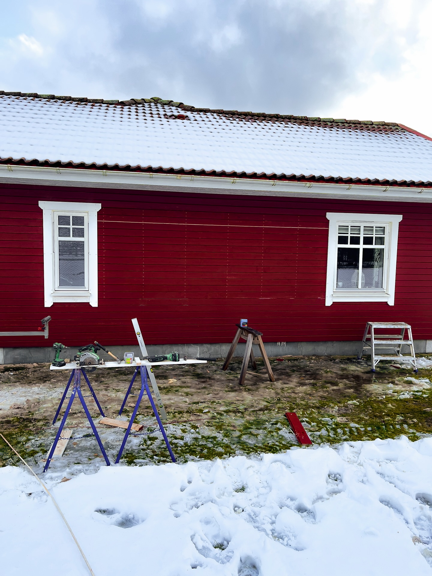 🔥 Daniel & Isak ligger inte på latsidan inte! WC och fönster har flyttats, nytt innertak från @bolisteneryda och nu är det redo för tätskikt 🛠️
Bra jobbat, grabbar! 👊🏻
#NybeByggentreprenad • #FamiljeföretagSedan1964