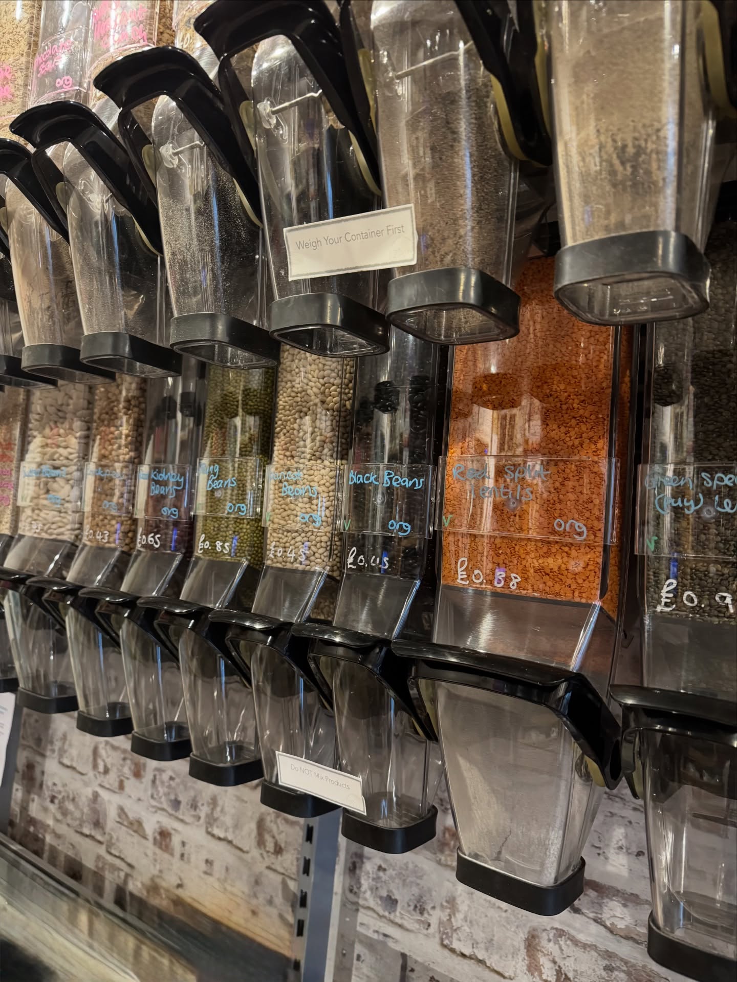 ☔️ Cold weather = soup weather 🥣
And soup season = beans & pulses season 🫘
We’ve got all the refill favourites in store right now:
❤️ Lentils (red, green & more)
💛 Chickpeas
🤍 Butter beans
🖤 Black beans
💚 Mung beans
🫘 And plenty more…
Perfect for hearty soups, stews and batch cooking a without the plastic.
📍Pop into Zilch today and stock up
Comment “SOUP” and we’ll share an easy lentil soup recipe