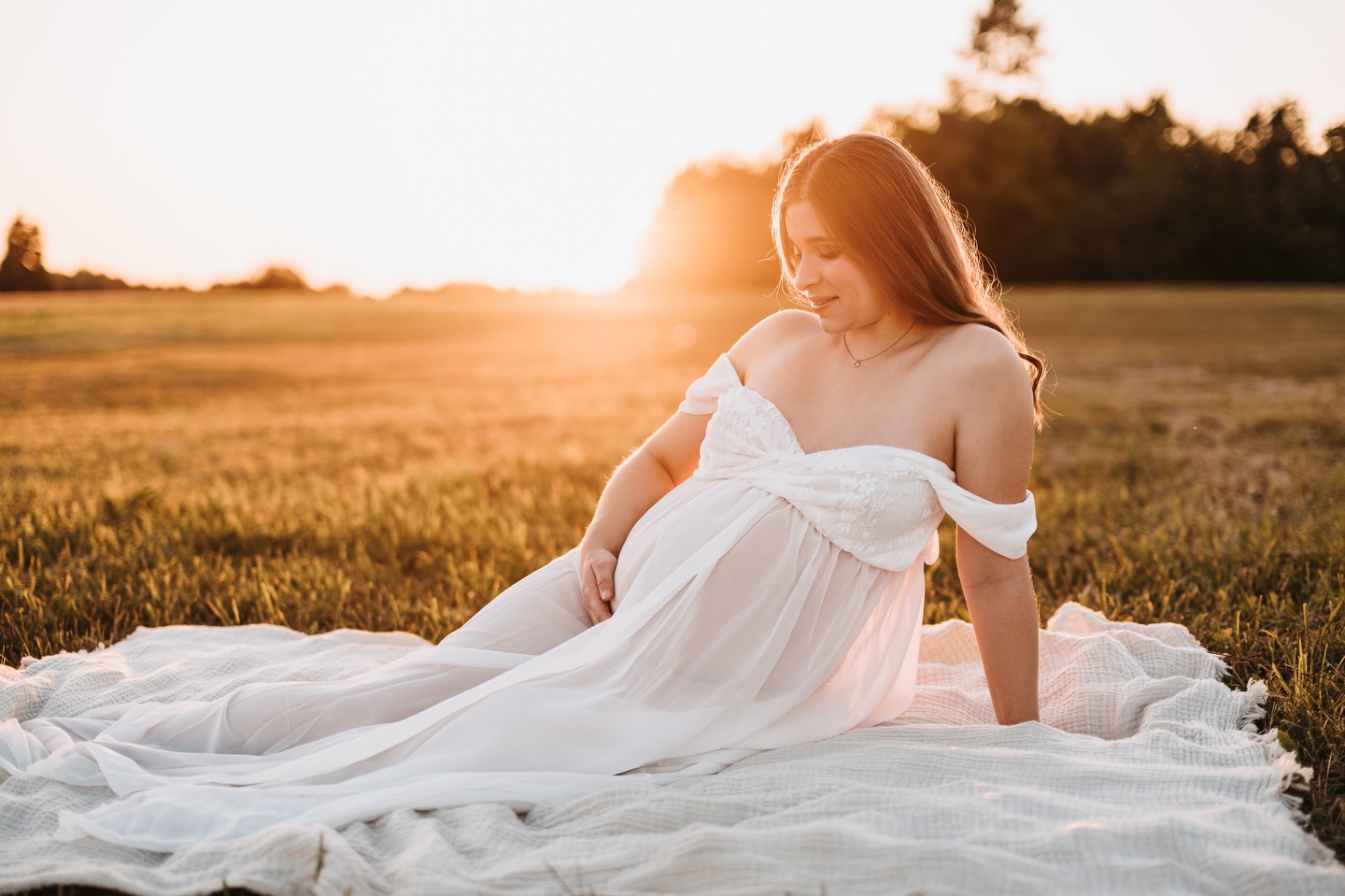 Babybauch-Shooting im magischen Abendlicht✨ Diese besondere Zeit vergeht doch so schnell, oder? 🥹 Der Bauch wächst, die Vorfreude auch – und irgendwann bleibt davon nur die Erinnerung. Genau deshalb liebe ich Schwangerschaftsshootings so sehr: weil sie zeigen, wie viel Gefühl in diesen Wochen steckt.
Wenn du gerade schwanger bist und dir echte, ruhige Bilder wünschst, die sich nach dir anfühlen, schreib mir gern eine Nachricht oder klick dich durch meine Website. 🤍
#schwangerschaftsfotografie #babybauch #babybauchshooting #maternityshooting #schwanger