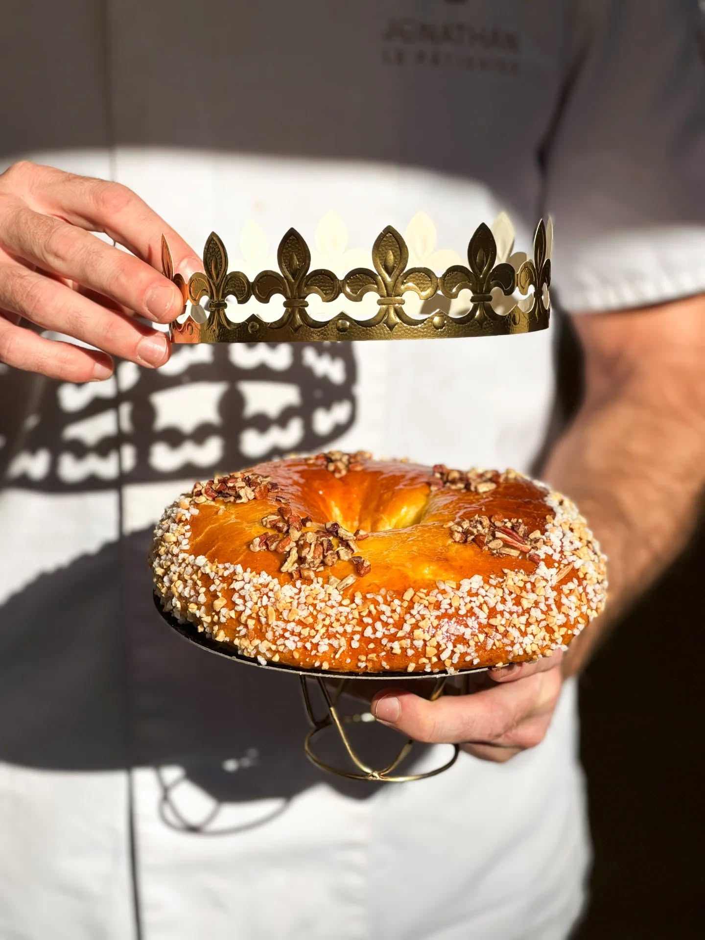 🥧 Galette feuilletée
🍞 ou brioche des rois
Frangipane, praliné, pistaches...
Cette année, tout le monde est roi 👑
📏 Formats : 1, 5 ou 8 personnes
📍 Jonathan Le Pâtissier – Nice
➡️ Commandes conseillées
➡️ Quantités limitées chaque jour
#epiphanie #galettedesroisnice #jonathanlepatissier
@k_rolight_food
