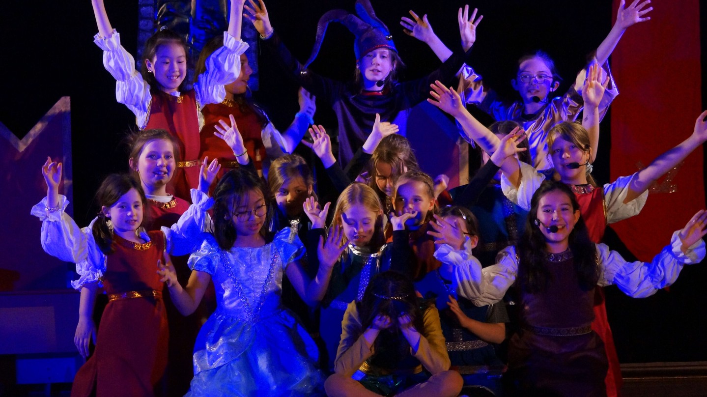 🎬 Jeu d’acteur – Théâtre créatif
Un programme complet de 12 semaines qui initie les jeunes aux bases du théâtre, de la création de texte jusqu’à la scène. Costumes et accessoires inclus, pour une expérience artistique enrichissante et mémorable.
👥 Groupe de 7 à 15 élèves
📅 12 cours
📍 Montréal Children’s Theatre, 6225 av. Godfrey
👉 Tous les détails et inscription / Full details and registration
https://www.qidigo.com/u/Montreal-Childrens-Theatre/activity/27622/session
🎬 Acting – Creative Drama
A full 12-week program introducing young performers to acting fundamentals, from script work to stage performance. Costumes and props included for a complete theatre experience.
👥 Group of 7–15 students
📅 12 classes
📍 Montreal Children’s Theatre, 6225 Av. Godfrey
❄️🌸Obtenez 10 % de rabais avec le code promo SPRINGWINTER2026 / Get 10% off with promo code SPRINGWINTER2026 🌸❄️
#JeuDacteur #TheatreCreatif
#ActingClass #CreativeDrama
#TheatrePourEnfants #KidsTheatre
#ArtsDeLaScene #PerformingArts
#ImprovisationTheatrale #Improvisation
#ExpressionCreative #CreativeExpression
#ConfianceEnSoi #ConfidenceBuilding
#JeunesseCreative #CreativeYouth
#TheatreDesEnfantsDeMontreal #MontrealChildrensTheatre
#MCTPrograms #YouthArts
#MontrealFamilies #MontrealKids #MontrealArts #MCT #TEM