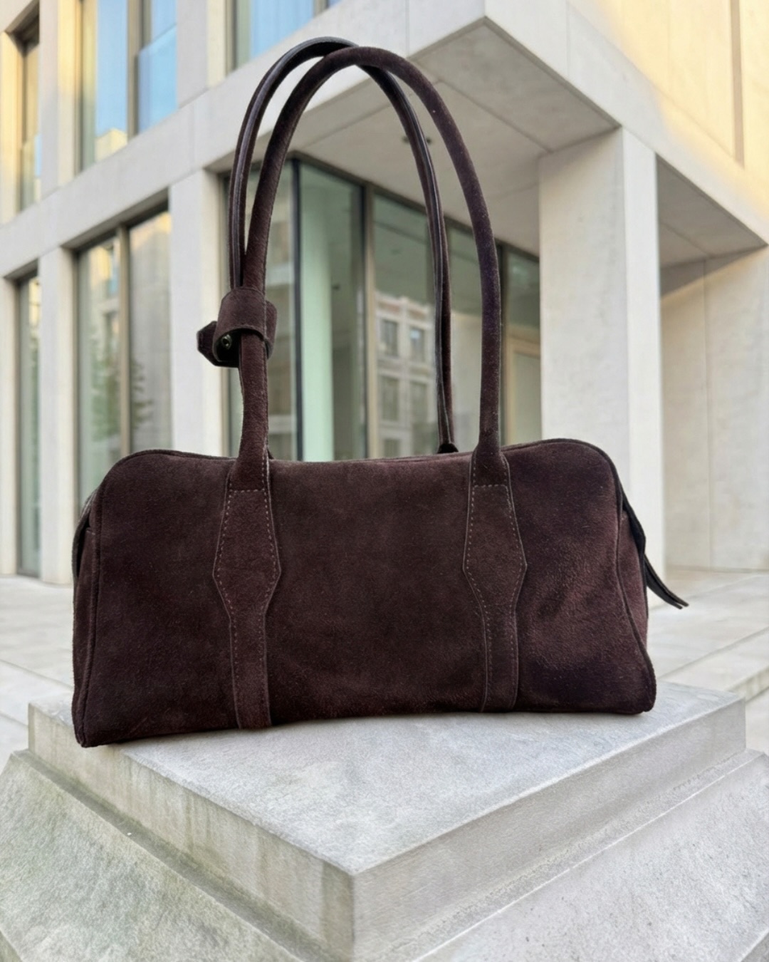 Wróciła.
Ta, o którą pytaliście najczęściej.
Brązowa zamszowa bowling bag znów jest dostępna — miękka w dotyku, konkretna w formie, ponadczasowa w kolorze. Taka, która pasuje i do codziennego biegu, i do spokojnych planów bez pośpiechu.
Nie krzyczy trendami. Zostaje na dłużej.
Dla tych, którzy czekali.
I dla tych, którzy dopiero ją odkryją.
#bowlingbag #zamszowatorba #brązowatorba #ponadczasowystyl #slowfashion detal klasyk powrót nowość