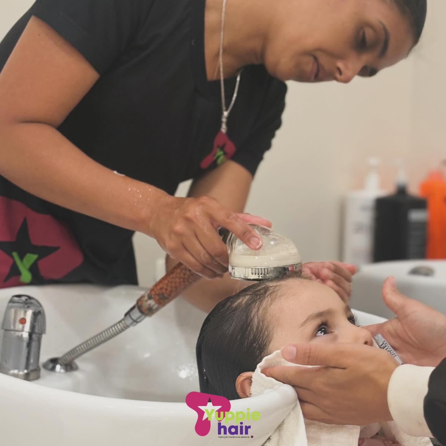 Aqui, o cuidado começa desde o primeiro contato 💖🫧
Cada detalhe é pensado para que a criança se sinta segura, confortável e feliz. Lavagem suave, carinho nas mãos e zero pressa. Porque no nosso salão, cabelo bonito começa com uma boa experiência — e termina com sorriso no rosto 😄✂️
Cuidar de criança é coisa séria… mas a gente faz brincando 💫👶
#SalãoInfantil #CuidadoComCarinho #ExperiênciaInfantil #AmorEmCadaDetalhe #YuppieHair