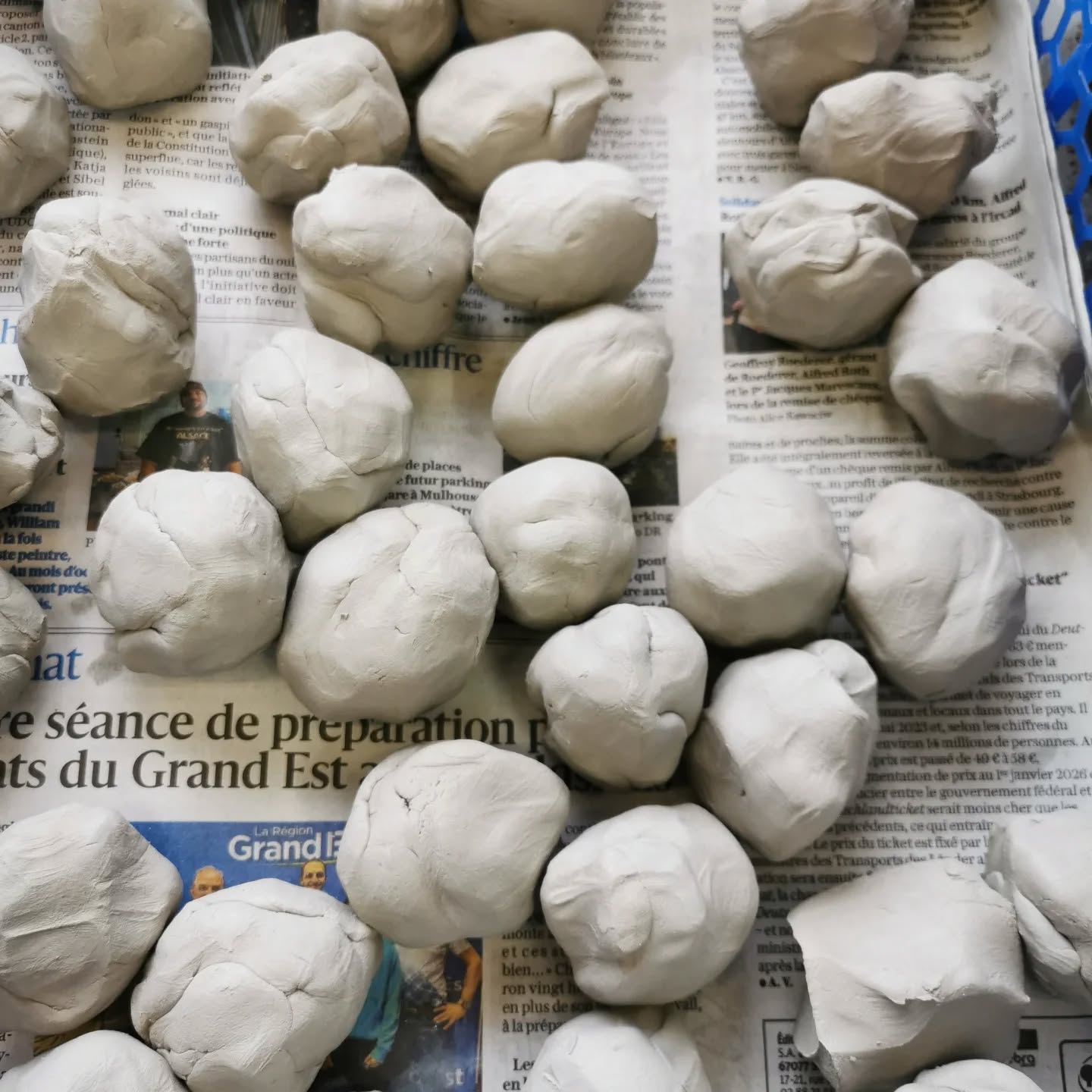 Cette semaine je prépare des petits bougeoirs pour Noël prochain, on est encore un peu dans l'ambiance et oui ce sera long à stocker mais c'est pendant que l'inspiration est encore bien présente qu'il faut les réaliser.
Demain je j'assemble les pièces.
#noël2026
#alsace #noël #soufflenheim