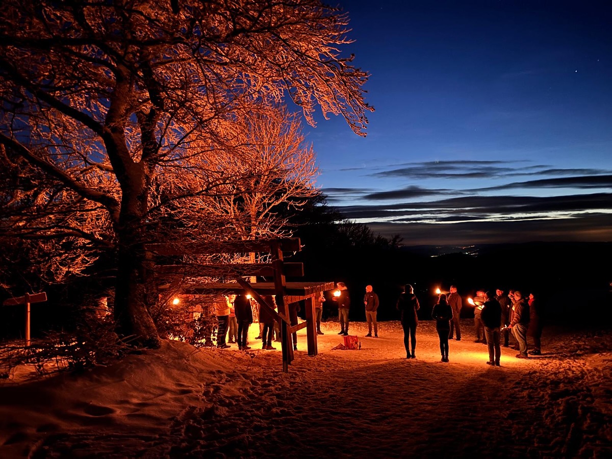 🎶 Thementag des Musikvereins in Wildewiese 🎶
Bei strahlendem Sonnenschein ☀️ und ersten Begrüßungs-Leckereien auf der Piste ❄️🍪 starteten rund 40 MusikerInnen in einen erfolgreichen und inspirierenden Thementag.
Wie jedes Jahr wurde gemeinsam Rückblick gehalten 📊 und neue Ideen sowie Impulse für die Zukunft des Vereins entwickelt 💡🎼.
In diesem Jahr setzten wir auf ein Workshop-Format mit vier Gruppen 👥👥👥👥 – perfekt für einen intensiven und effektiven Austausch. Themen wie Jugendarbeit 🎺👧 oder die musikalische Ausrichtung 🎵 wurden analysiert, diskutiert und weiterentwickelt.
Im Anschluss wurden die Ergebnisse und Strategien gemeinsam präsentiert und besprochen 🗣️🤝. Begleitet wurde der Tag von einem externen musikalischen Moderator 🎤🎶.
Natürlich durfte die Musik nicht fehlen 🎼🥁 – immer wieder sorgten musikalische Einlagen für beste Stimmung und Unterhaltung 😄🎉.
Und es wurde nicht nur gearbeitet!
Eine stimmungsvolle Fackelwanderung durch Wildewiese 🔥🚶♂️, tolle Bewirtung und leckeres Essen von Steinbergs 🍽️😋 rundeten den Tag perfekt ab.
Zum Abschluss wurde dann feucht-fröhlich bis tief in die Nacht gefeiert 🥂🎊🎶 – ganz wie es sich für einen Musikverein gehört! 😍🎺
