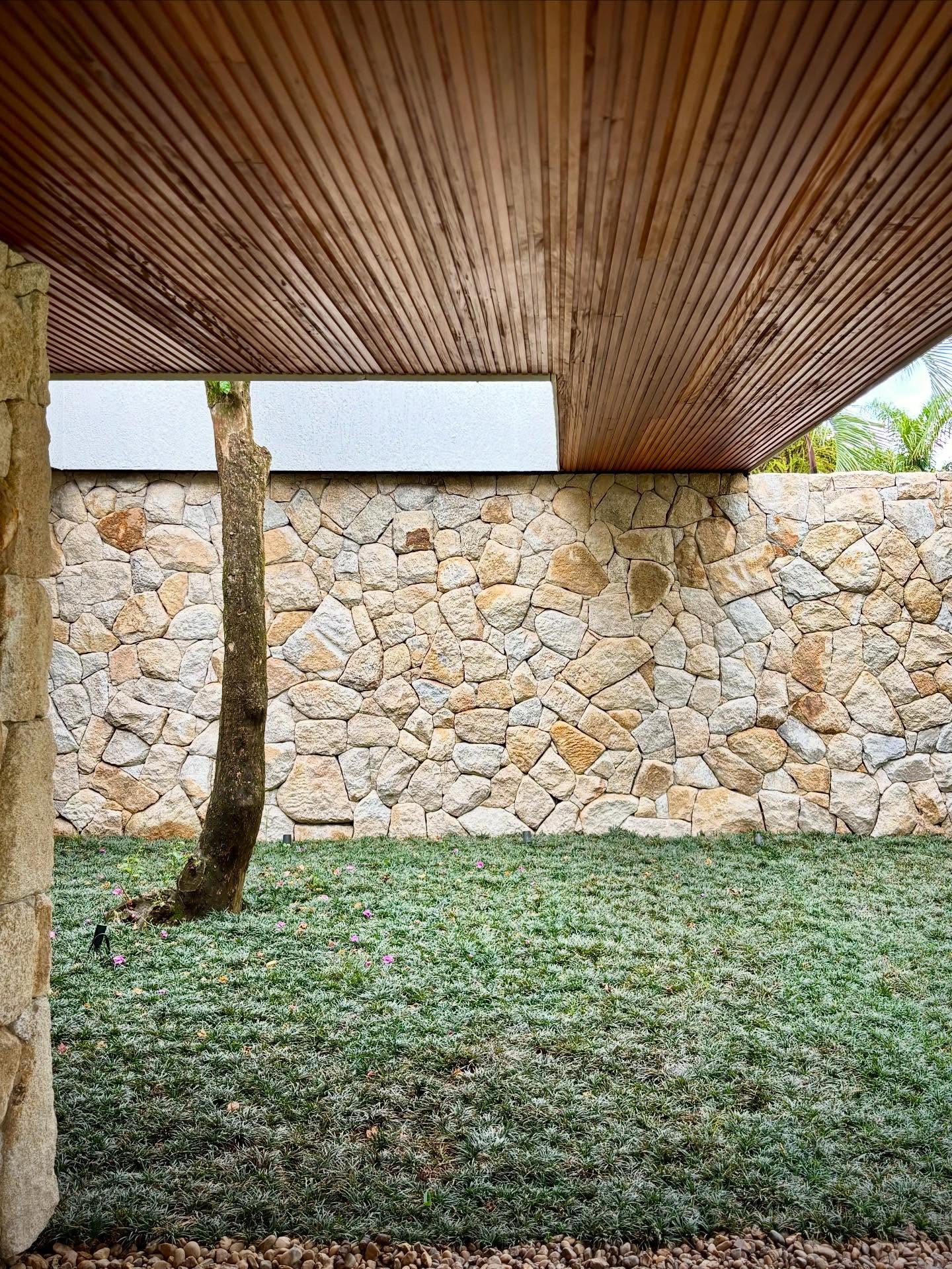 Casa Bosques, Xangri-Lá RS.
#arquitetura #jardim #tetoemmadeira #galeria733 #pedramoledo
_____________________________________________
contato@galeria733.com.br
Fone: (51) 3416-0412
•
GALERIA 733