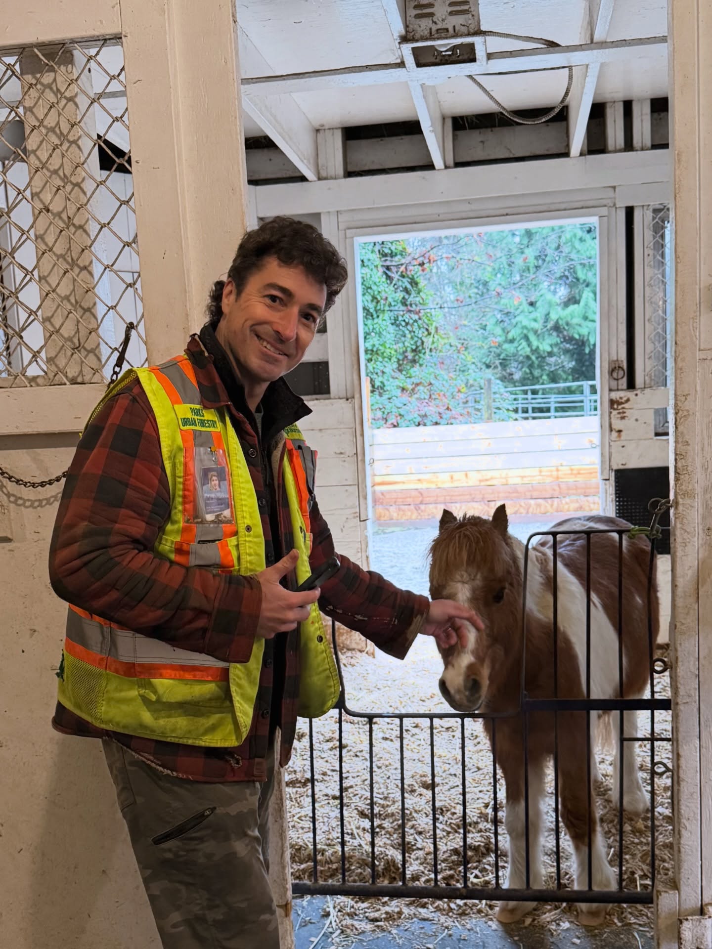 Thankful to everyone that helps make BHA a magical horse-filled paradise - we are so lucky to have support from @cityofburnaby Forestry Department to maintain our grove 🌳🌳
Showing our gratitude one of the many ways we know how, with cute nose boops from @genghiskhan_theminihorse
#HorsesInBurnaby