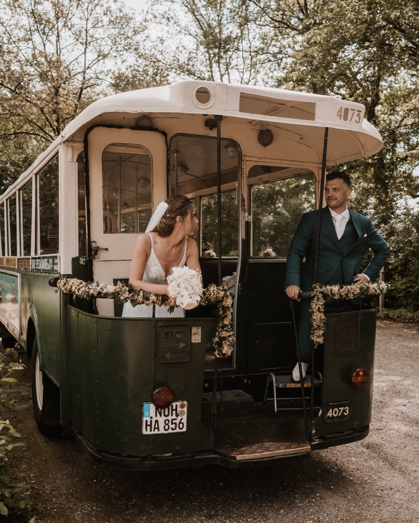 NEW BLOG✨
Je bruiloftgasten vervoeren in een retro schoolbus, hoe leuk! De nieuwste blog van de bruiloft van deze twee knapperds staat nu online. (Link in de bio)