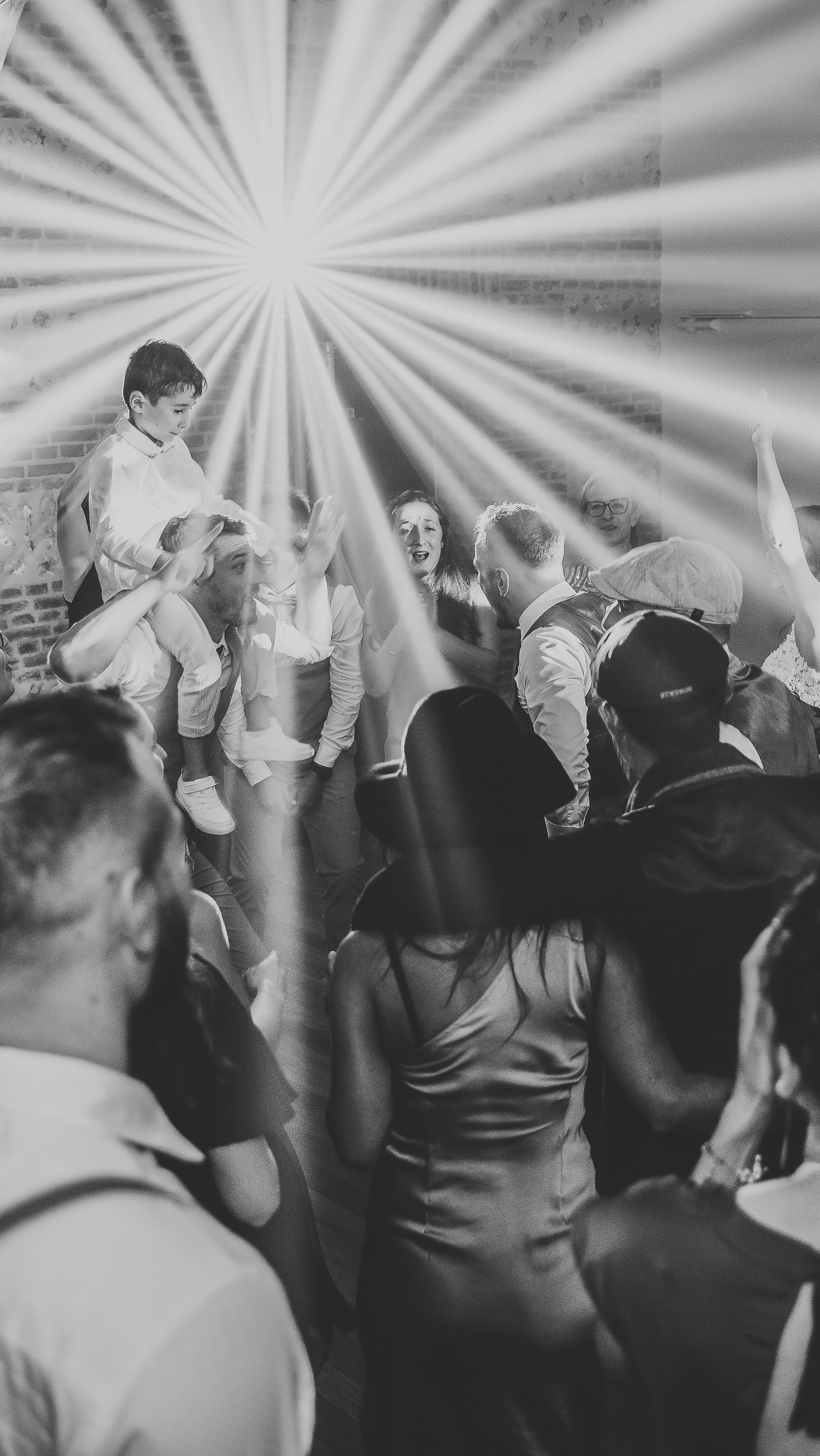 ✨ Soirée inoubliable pour Amandine & Raphaël ✨
Une soirée remplie de rires, de danse, d’émotions et d’amour pour célébrer Amandine et Raphaël entourés de ceux qui leur sont chers.
Merci pour ces instants vrais, spontanés et vibrants, qui font battre le cœur de cette journée jusque tard dans la nuit 💃🕺💫
@clover_event.off
@bonnairetraiteur
@domainedumanoirdauffay
@romelo__events
@raphael_chauvris
@amandineavnl
#photographemariage #photographerouen #Mariage
#WeddingDay
#SoiréeDeMariage