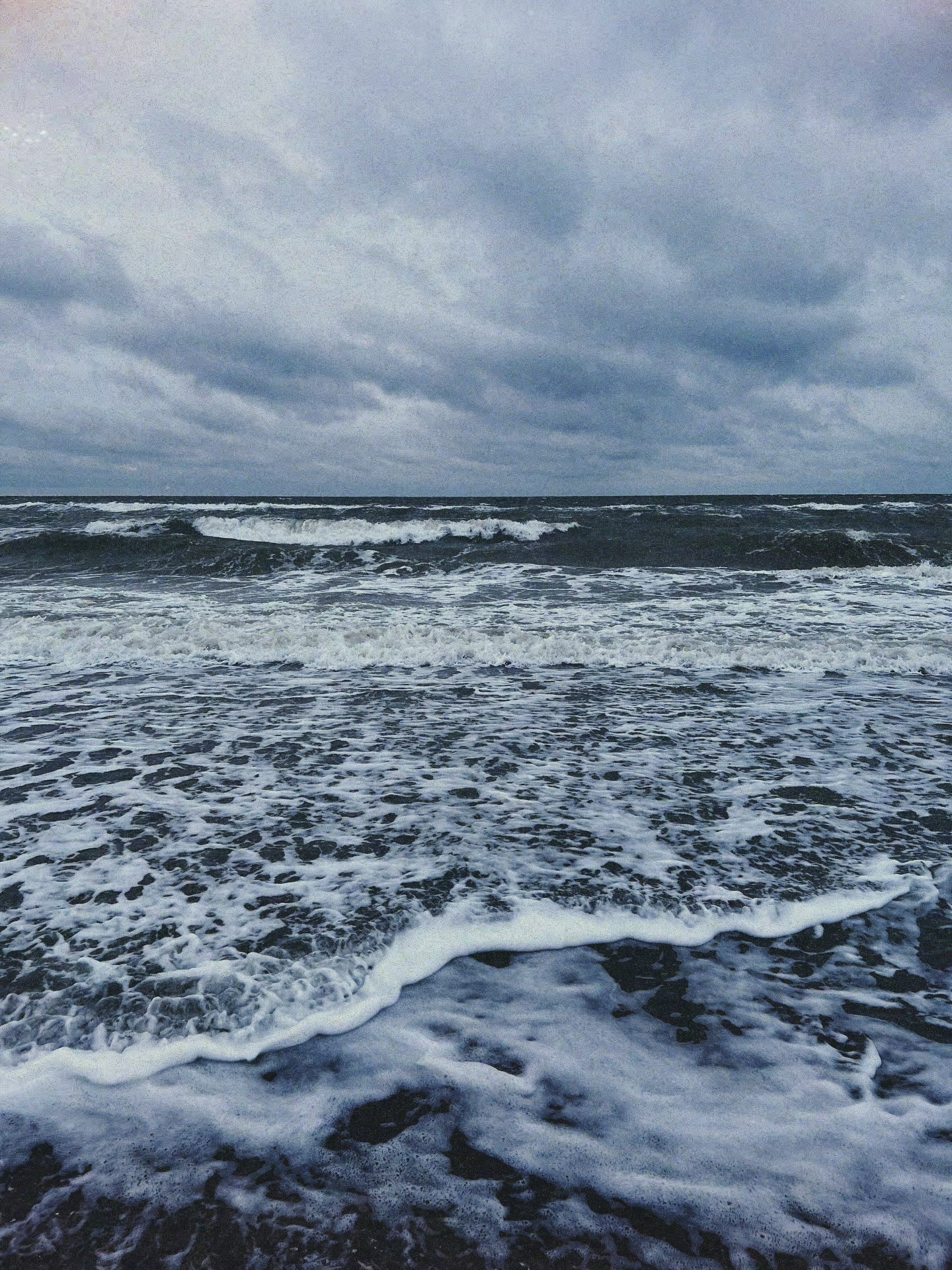 ❄️
Winter darf Schutzraum sein.
Und ich merke gerade, immer und immer wieder, wie dankbar ich für diese Jahreszeit bin.
Wie sich mein langes Bedürfnis, durchgängig in der Wärme zu leben, gewandelt hat.
Wie dankbar ich bin für die Klarheit, die in der Luft liegt, für das Licht, das nichts beschönigt und für diese eindeutige Erlaubnis, langsamer zu gehen, nicht alles zu wollen und nicht überall sein zu müssen.
Der Winter spiegelt für mich eine Schönheit, die sich nicht anbiedert.
Eine Schönheit, die nicht wärmt, aber dafür wach macht.
Eine Kälte, so beißend, dass sie nichts anderes hervorbringen kann als Klarheit und Präsenz, weil sie alles Überflüssige abstreift und uns zwingt, wirklich da zu sein.
Und während Dagaz noch wirkt, diese Rune der Polaritäten, dieses Dazwischen von Dunkelheit und beginnendem Licht, von Übergang und Wendepunkt, wird mir das besonders bewusst: wie nah sich Gegensätze sind. Wie selbstverständlich sie nebeneinander existieren dürfen.
Neben so viel Wärme, die ich erlebe – Herzen, die tragen, die nähren, die das innere Feuer hüten – begegne ich auch einer Kälte. Einer Verschlossenheit. Einer Distanz.
Aus Selbstschutz.
Einer Kälte, die sich über das Herz legt, weil es sonst nicht mehr weiß, wie es sich bewahren soll.
Weil es müde ist vom Offenbleiben.
Weil es gelernt hat, dass Nähe auch verletzen kann.
Es macht mein Herz schwer, das an so vielen Stellen zu sehen.
Und gleichzeitig verstehe ich es so gut.
Und ich denke, auch das gehört zum Winter:
dass wir uns einhüllen dürfen.
Dass wir nichts beweisen müssen.
Dass wir nicht weich sein müssen, um lebendig zu sein.
Diese Kälte ist vielleicht auch gar kein Gegenpol zur Liebe, sondern eher so etwas wie ihr Wächter.
Vielleicht ist sie Teil des Schutzraums, in dem etwas heilt oder sich neu ausrichtet.
Und vielleicht braucht es genau diese Zeit, dieses Innehalten zwischen den Polen,
bevor sich etwas wirklich wandeln kann.
Ja ich denke auch das ist Winter…
Ein Schutzraum.
In Liebe
Kaja 🪶
.
.
.
Fotos aus meiner Bilderserie „Winter“ ✨